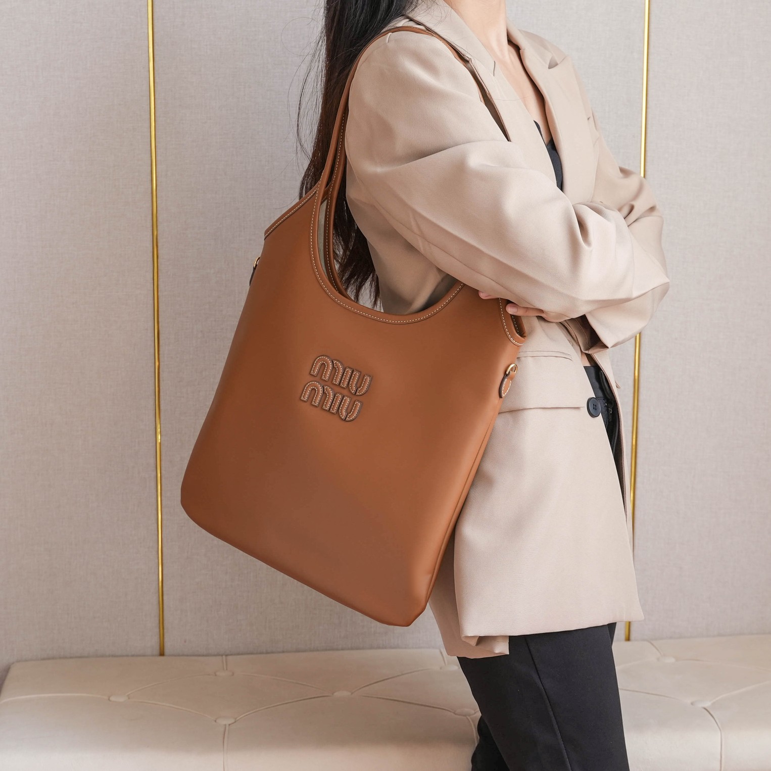 NO:558342,231 (new brown) upper body effect reference cognac color, MIUMIU, miumiu19860909231（新棕） 上身效果参考 干邑色,MIUMIU,miumiu,Bag