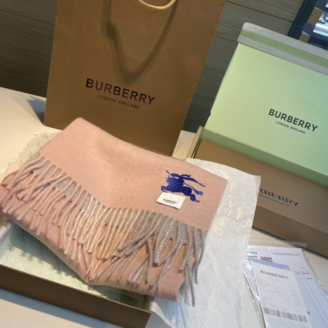 Burberry巴宝莉双面围巾好看的要疯掉了太有型太有魅力了非常斯文时尚的秋冬单品！真的很喜欢非常Cla