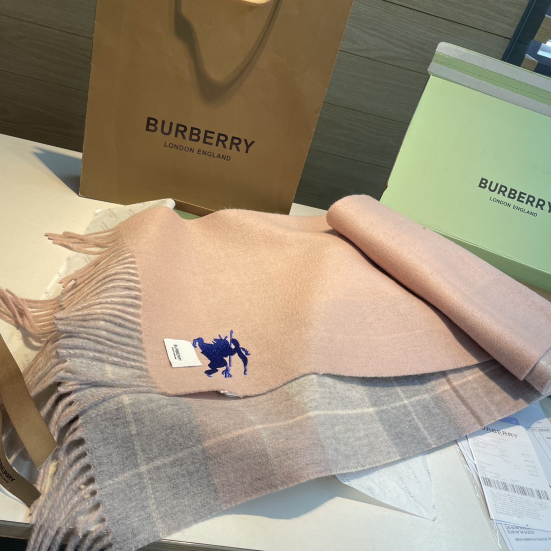 Burberry巴宝莉双面围巾好看的要疯掉了太有型太有魅力了非常斯文时尚的秋冬单品！真的很喜欢非常Cla