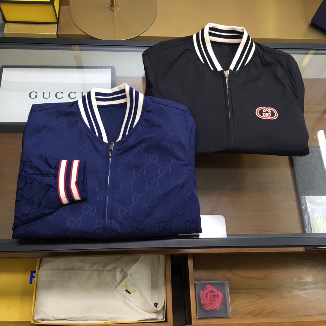 NO:596731,Hot new jackets [Gu..ci] Gucci ss latest stand-up collar casual jacket. High-end quality, double-sided wearable design. The fabric and hardware are all customized. The original custom-made fabrics are jacquard splicing and contrasting color design. Only the logo adopts the popular printing design. The upper body is handsome and stylish, not restrictive at all, and the upper body is super comfortable!  The whole thing is super cool and high-end!  The upper body is not heavy, showing a fashionable and personalized atmosphere!  Size: M-3XL Color black-blue...,,jackets & coats,jackets & coats,alexander wang19860909新品夹克爆款上新【Gu..ci】古奇 ss最新立领休闲夹克外套 高端品质、双面可穿设计,版型面料五金都是定制,原版订制面料提花拼接撞色设计,仅需Logo采用时下流行的印花设计,上身帅气有型,一点不拘束、上身超级舒适！整件超级酷炫上档次！上身不厚重,尽显时尚个性气息！ 码数:M-3XL 颜色黑色-兰色..,,jackets & coats,jackets & coats,alexander wang,Men's clothing