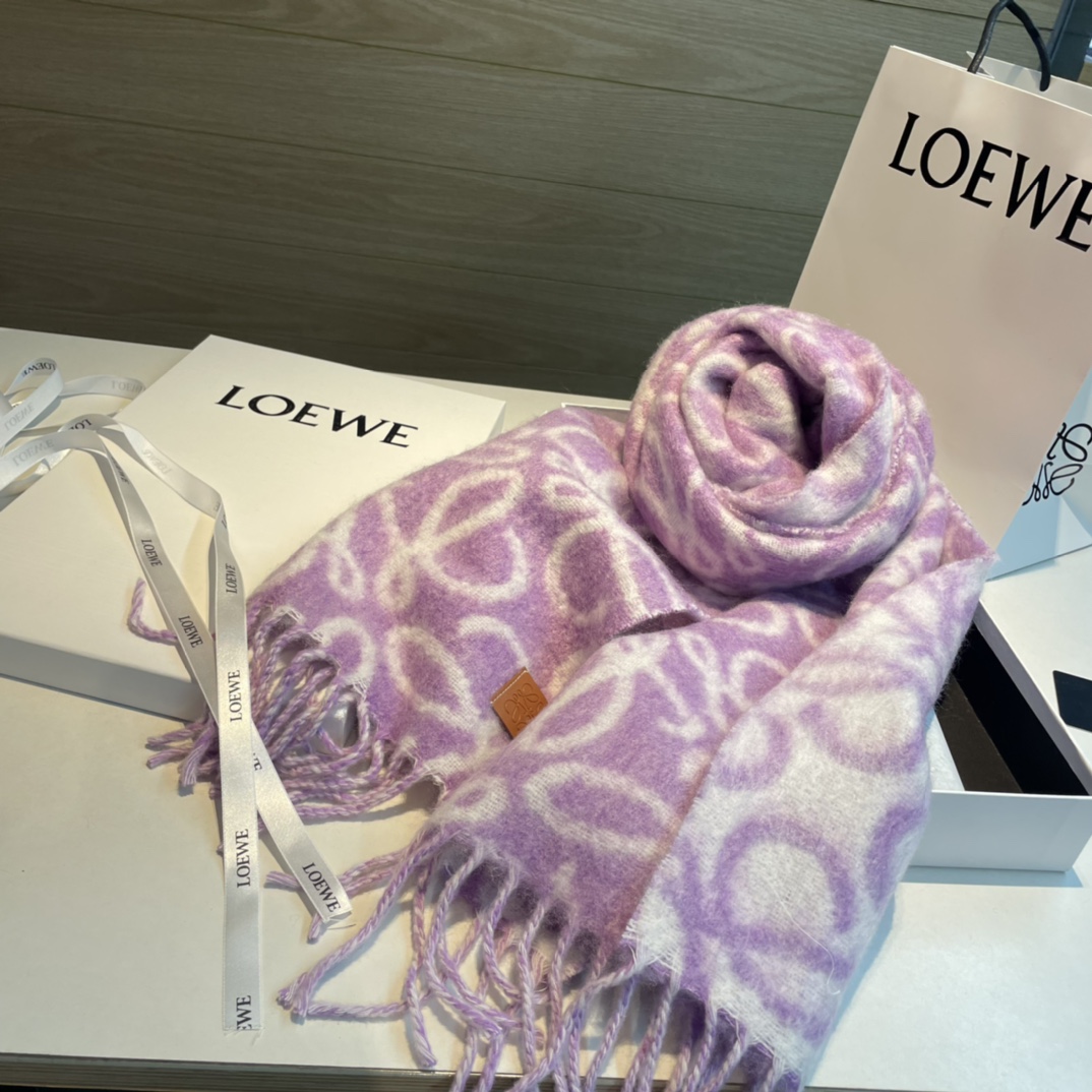 Loewe罗意威新品羊毛马海毛围巾️初秋奶茶女孩老钱风超嗲穿搭初秋和奶茶色真的好搭大地色温柔又耐看超高颜