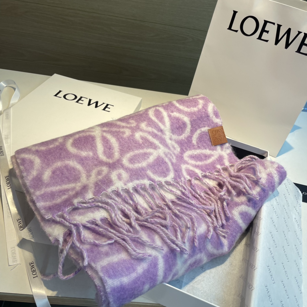 Loewe罗意威新品羊毛马海毛围巾️初秋奶茶女孩老钱风超嗲穿搭初秋和奶茶色真的好搭大地色温柔又耐看超高颜