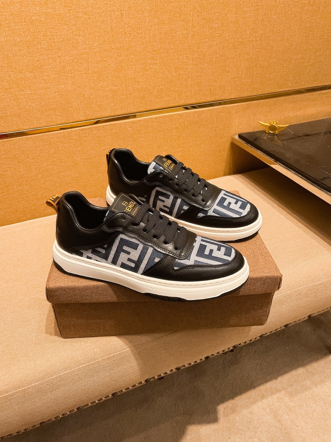 NO:350259,[Fendi] High-end Men's Shoes Brand Official Website 11's latest masterpiece upper is made of imported Italian cowhide with comfortable and breathable inner original non-slip and wear-resistant outsole, making walking more convenient and comfortable!  Exclusive new style, amazing work, beautiful 11 ​​replica [color] compared to the official quality!  Create a fashionable personality to set off your uniqueness!  A must-have for trendy men! Classic size: 38-44 Colors and 3 colors available.,,fendi,cowhide19860909【 芬迪】 男鞋高端品牌 官网11最新力作鞋面采用意大利进口头层牛皮搭配舒适透气内里原版防滑耐磨大底制作,让行走更加便捷舒适！独家新款,惊世之作,与官方的质量相比美的11复刻[色]！打造时尚个性衬托你的与众不同！潮男必备!经典尺码:38-44 颜色3色可选.,,fendi,cowhide,Men's shoes