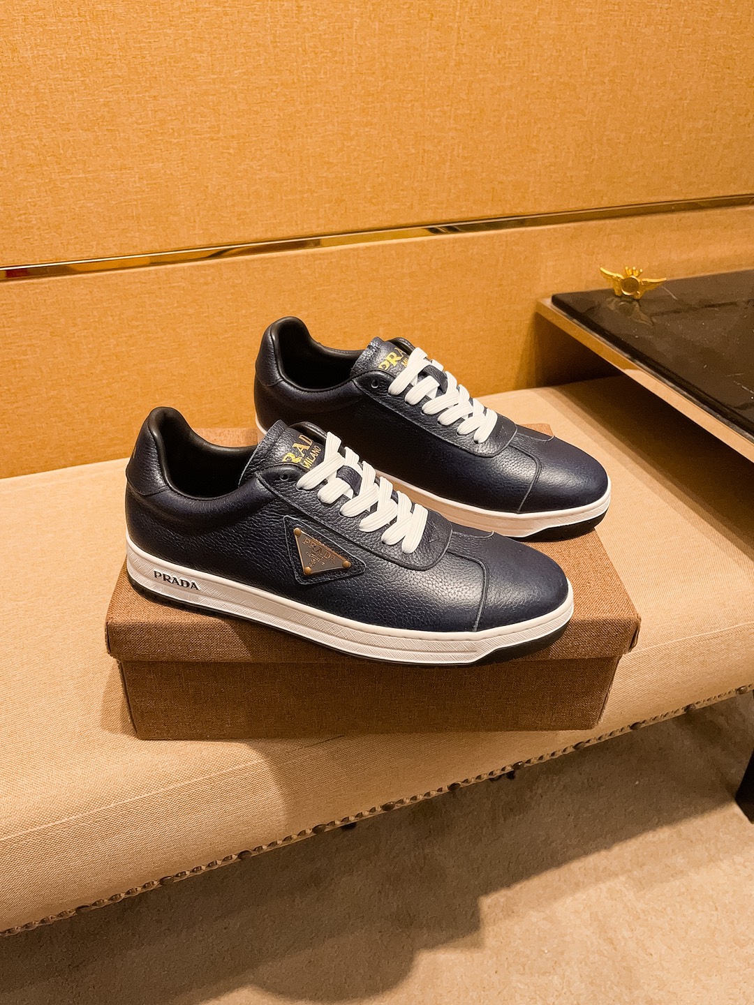 NO:350279,[Prada] High-end Men's Shoes Brand Official Website 11's latest masterpiece upper is made of Italian imported cowhide with comfortable and breathable inner original non-slip and wear-resistant outsole, making walking more convenient and comfortable!  Exclusive new style, amazing work, beautiful 11 ​​replica [color] compared to the official quality!  Create a fashionable personality to set off your uniqueness!  Must-have for trendy men! Classic size: 38-44 Colors and 3 colors available.,,prada,cowhide19860909【普拉达】 男鞋高端品牌 官网11最新力作鞋面采用意大利进口头层牛皮搭配舒适透气内里原版防滑耐磨大底制作,让行走更加便捷舒适！独家新款,惊世之作,与官方的质量相比美的11复刻[色]！打造时尚个性衬托你的与众不同！潮男必备!经典尺码:38-44 颜色3色可选.,,prada,cowhide,Men's shoes