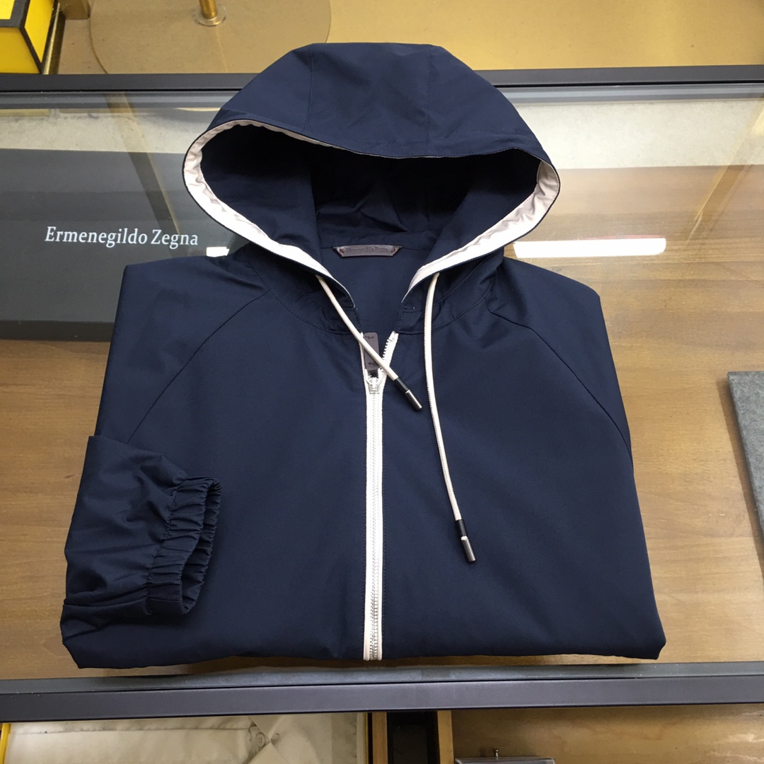 NO:516105,The classic hit Z.Zegn [lining with wool] The latest Ermenegildo Zegna show style customized autumn and winter thin jacket hooded jacket This is a limited-edge thin jacket launched by Z's family this year. It is both business and casual, with a versatile and fashionable style. The upper body is clean and cheerful, chic and unruly. The classic loose style cut design, and the comfortable and versatile style is simply unwilling to let go!  The authentic Taiwan Yibi Trading Company's first-hand supply, high-end luxury clothing series, and also a series of platinum-grade fashion items, pure blood products, and special counters are mainly for sale. This is a heavyweight jacket this year!  Every piece produced by Z is low-luxury, high-end and versatile. I don’t need to say much about this. This newly launched thin shirt jacket is selected for imported fabrics. It is made of 87.8 nylon + 12.2 spandex and lining polyester fiber. It is comfortable and breathable, skin-friendly and soft, elastic and tough, strong wrinkle and wear-resistant. These are all excellent characteristics. The nylon selected makes these performance more outstanding, and it also has high color firmness and wear resistance!  It deserves its reputation for using this jacket, and there is no doubt that the style is really excellent. It can visually produce a soft and comfortable feeling, gentle, calm and peaceful. This is the first feeling this jacket gives me. The smooth cutting of the whole body brings a classic interpretation, and the upper body effect is also extremely prominent and upright. The imperfect body shape can also be modified by the golden ratio cutting and extremely perfect!  Not only is the fabric superior, but all the auxiliary materials and buttons are carved with the brand's iconic Z-letter laser process. The preferred high-quality metal quad quilt has better texture than the quad quilt on the market, with perfect appearance and longer service life!  The hat-wearing design is not only beautiful and generous, but also reflects the aura and excellent taste. The style is wide and grand, and the upper body easily interprets different styles. Even in daily life, you can make your matching outstanding and tasteful!  !  !  Size 48-56..,zegna,jackets & coats,jackets & coats,shirts,gold,hats,alexander wang19860909经典爆款Z.Zegn【内衬含羊毛】最新款Ermenegildo Zegna杰尼亚秀场款定制秋冬轻薄型夹克连帽外套 这是今年z家推出的秋冬系列限定款的轻薄型夹克,既商务又休闲,风格百搭时尚,上身干净爽朗、潇洒不羁,经典宽松版型裁剪设计,舒适百搭的款式,简直让人爱不释手！正宗的台湾意比贸易公司的一手渠道货源,高端奢侈成衣系列,并且也是一直口碑大好的系列中白金级时尚单品,纯正血统臻品,专柜主推在售,这是今年重量级的一款夹克！ Z家出品的每件都是低奢高级百搭的.这点不用我多说大家也都是有目共睹的,这款全新上线的轻薄衬衫夹克,甄选了客供进口面料,由87.8锦纶+12.2氨纶,里布聚酯纤维组合而成,舒适透气、亲肤柔软,弹性佳韧性强,抗皱耐磨,这都是其优秀的特性,而选用的锦纶则让这些性能更为卓越出众,同时还具有很高的固色度跟耐磨性！用在这款夹克衫上实至名归,毋庸置疑. 风格真的是绝佳,在视觉上就能产生一种柔和舒适的感觉,温文尔雅、平静祥和,这是此款夹克给我的第一感觉,通体流畅的裁剪带来经典的演绎,上身效果也是异常的显著挺拔,将不完美的身形也能通过黄金比例的裁剪修饰的异常的完美！不仅面料优越,所有的辅料纽扣扣面全部做了品牌标志性的Z字母激光工艺雕刻而成,优选高品质金属四合扣扣比市面上的四合扣质感更好,品相完美,使用年限更长！带帽设计不仅美观大方更是体现了气场与不俗的品味,版型宽阔大气,上身轻松演绎出不同风采的格调,即日常也能让你的搭配出众有品位！！！ 尺码48-56..,,zegna,jackets & coats,jackets & coats,shirts,gold,hats,alexander wang,Men's clothing
