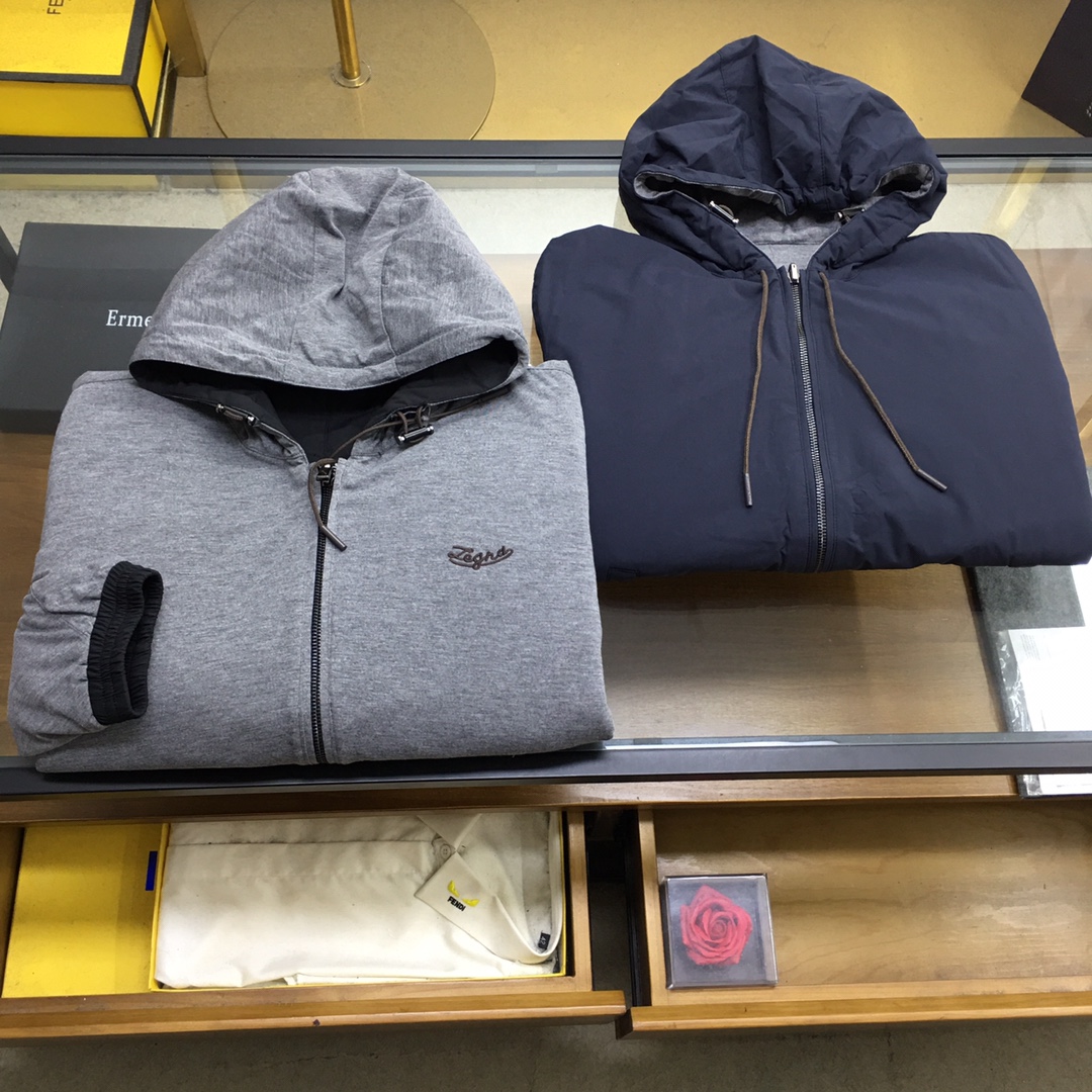 NO:116553,Counter model [Z*GNA] Men's double-sided two-wear casual hooded jacket jacket. Overseas trading company quality control, exported to Bulgaria overseas orders. This Breeze Breaker hooded jacket is made of double-sided design, one side is made of nylon, and the other side is made of 60 viscose, 35 acrylic, 3 wool, and 2 silk-wire blended fabric. It is natural and soft, with good breathability, and is also suitable for wearing during sports and leisure, giving good comfort to the body. This jacket combines high-performance design with soft and warm materials, and embroidered with embroidered iconic letters to highlight the exquisite style of Zenia. This Breeze  The Breaker hooded jacket is designed in navy blue, so you can show elegance without fear of bad weather. The knitted cuffs have windproof functions, and the exquisite hardware details add a casual and natural style, which is a flexible and versatile individual item!  Size: M-3XL Data reference: M size shoulder width 46cm bust 112cm length 64cm sleeve length 61cm L size shoulder width 47cm bust 116cm length 65cm sleeve length 62cm XL size shoulder width 48cm bust 120cm length 66cm sleeve length 63cm 2XL size shoulder width 49cm bust 124cm length 67cm sleeve length 64cm 3XL size shoulder width 50cm bust 128cm length 68cm sleeve length 65cm...,,zegna,jackets & coats,jackets & coats,hats,alexander wang19860909专柜款【 Z*GNA 杰尼亚】 男装双面两穿休闲连帽夹克外套 海外贸易公司品控,出口保加利亚的海外订单. 这款Breeze Breaker连帽夹克采用双面设计,一面为锦纶制成,另一面由60粘胶,35腈纶,3羊毛,2绢丝混纺面料.光泽自然柔和,透气性好,同样适合运动、休闲时穿着,给予身体良好的舒适度. 这款夹克将高性能设计于柔软、保暖材质相结合,并以刺绣标志性字母细节点缀,凸显了杰尼亚精致风格. 这款Breeze Breaker连帽夹克采用海军蓝色设计,令您无惧恶劣天气,尽情展现优雅.针织袖口具备防风功能,精致的五金细节装饰平添率性自然风格,堪称灵活百搭的个性单品！ 尺码:M-3XL 数据参考: M码肩宽46cm 胸围112cm 衣长64cm 袖长61cm L码肩宽47cm 胸围116cm 衣长65cm 袖长62cm XL码肩宽48cm 胸围120cm 衣长66cm 袖长63cm 2XL码肩宽49cm 胸围124cm 衣长67cm 袖长64cm 3XL码肩宽50cm 胸围128cm 衣长68cm 袖长65cm..,,zegna,jackets & coats,jackets & coats,hats,alexander wang,Men's clothing