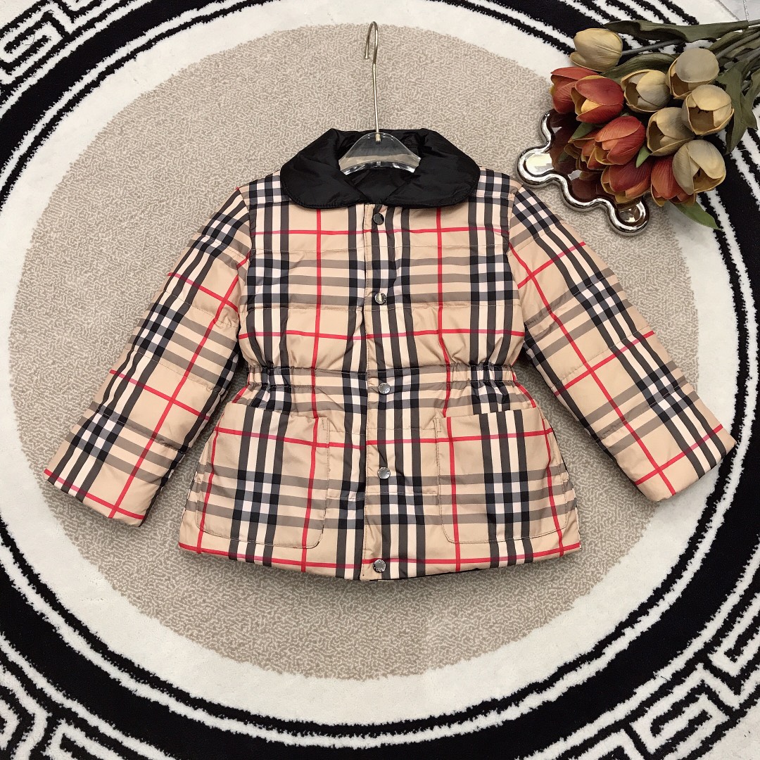 NO:209341,Size 100-110-120--140-150 Burberr* Small lattice lapel down jacket Two-sided outfit One side of classic plaid and pure black and elegant, exclusive to baby girls The first down jacket in winter, waist-closing design, open button design, high-end customized version of the upper body is very atmospheric, classic small plaid elements ~ easy to handle, thickened super warm design Use pure white duck down ~ Extremely fluffy, very warm and warm, the upper body effect is super good!  Size 2-4-6-8-10-12 Corresponding to height 100-110-120--140-150 [CM], special price, burberry, down jacket,19860909尺码100-110-120--140-150  Burberr* 小格翻领羽绒服 两面穿搭 一面经典格纹 一面纯黑典雅 女宝宝专属 冬日的第一件羽绒服 收腰设计 开扣设计,高端定制版上身非常大气,经典小拼格纹元素～防溢羽好打理,加厚超保暖设计 采用纯正白鸭绒～蓬松度极好 非常暖和保暖 上身效果超级好哦！ 尺码2-4-6-8-10-12 对应身高100-110-120--140-150【CM】,特价款,burberry,down jacket,,Children's