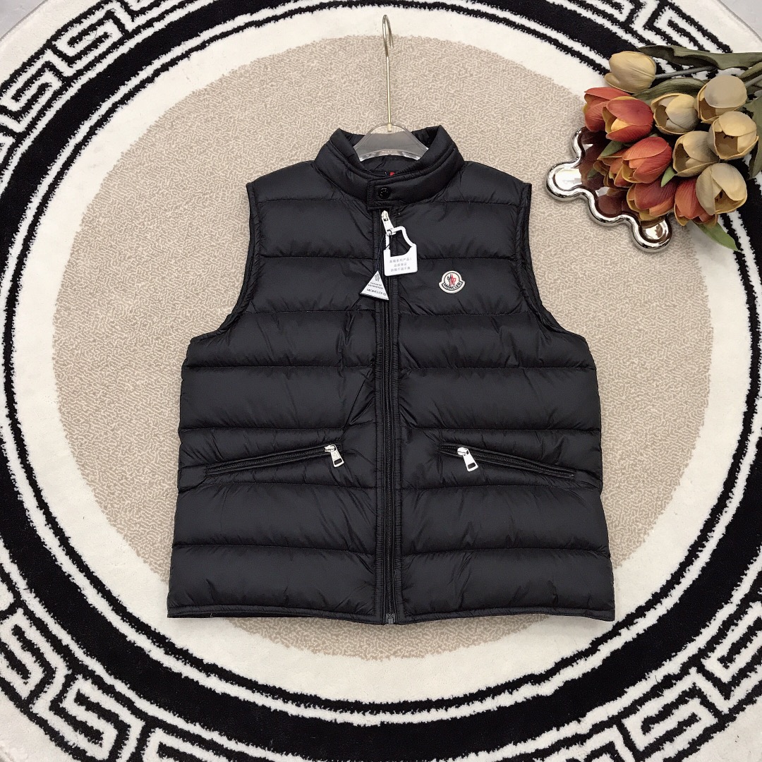 NO:209327,Goosevelt Size/1 /1 130/1 MONCLER Small stand-alone vest down jacket Ultra-high version goosevelt filling Hot products shipped with hot fleece thickened super warm design The small round logo of velvet cloth on the left chest of the clothes uses pure white goosevelt ~ Excellent fluffy, very warm and warm, and the upper body effect is super good!  Original order, complete three specifications, special price, christian louboutin, down jacket,19860909鹅绒 尺码/1 /1 130/1  MONCLER 小立领马甲羽绒服 超高版本鹅绒填充物 火爆款出货 抓绒加厚超保暖设计 衣左胸前绒布小圆标logo 采用纯正白鹅绒～蓬松度极好 非常暖和保暖 上身效果超级好哦！ 原单货,三标齐全,,特价款,christian louboutin,down jacket,,Children's