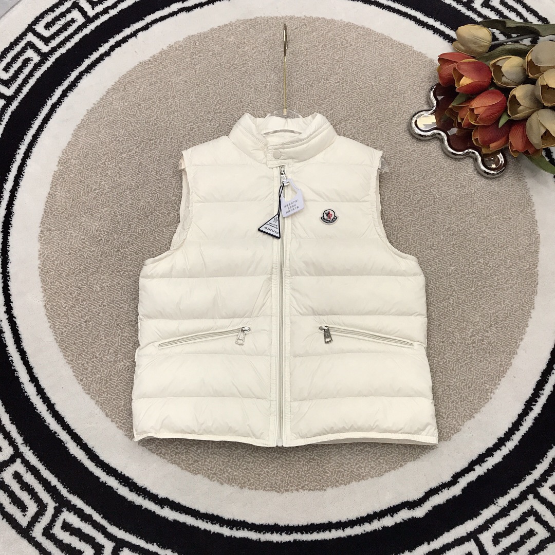 NO:209334,Goosevelt Size/2 MONCLER Small stand-alone vest down jacket Ultra-high version goosevelt filling Hot products shipped, Fleece thickened super warm design, Small round logo on the left chest of the jacket, pure white goosevelt ~ Excellent fluffy, very warm and warm, and the upper body effect is super good!  Original order, complete three specifications, special price, christian louboutin, down jacket,19860909鹅绒 尺码/2  MONCLER 小立领马甲羽绒服 超高版本鹅绒填充物 火爆款出货 抓绒加厚超保暖设计 衣左胸前绒布小圆标logo 采用纯正白鹅绒～蓬松度极好 非常暖和保暖 上身效果超级好哦！ 原单货,三标齐全,,特价款,christian louboutin,down jacket,,Children's