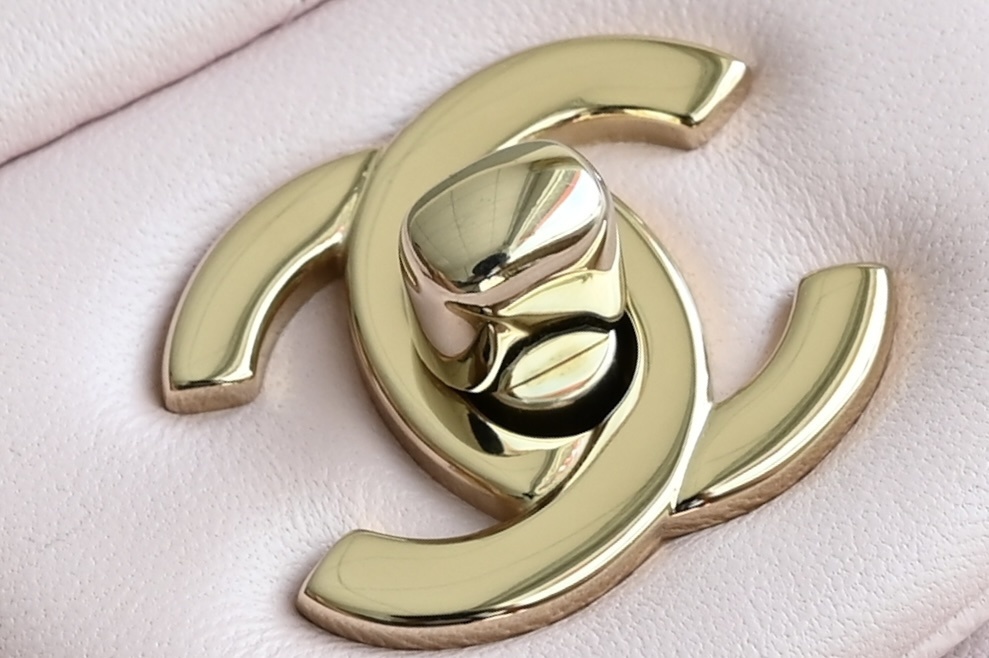 白金版▪️正品级 包装如图全新发售‼️𝟮𝟬𝟮𝟰最新版𝙲𝙵系列专柜售价𝟾𝟺𝟸𝟻𝟶购入开发➠𝙲𝚕𝚊𝚜𝚜𝚒𝚌