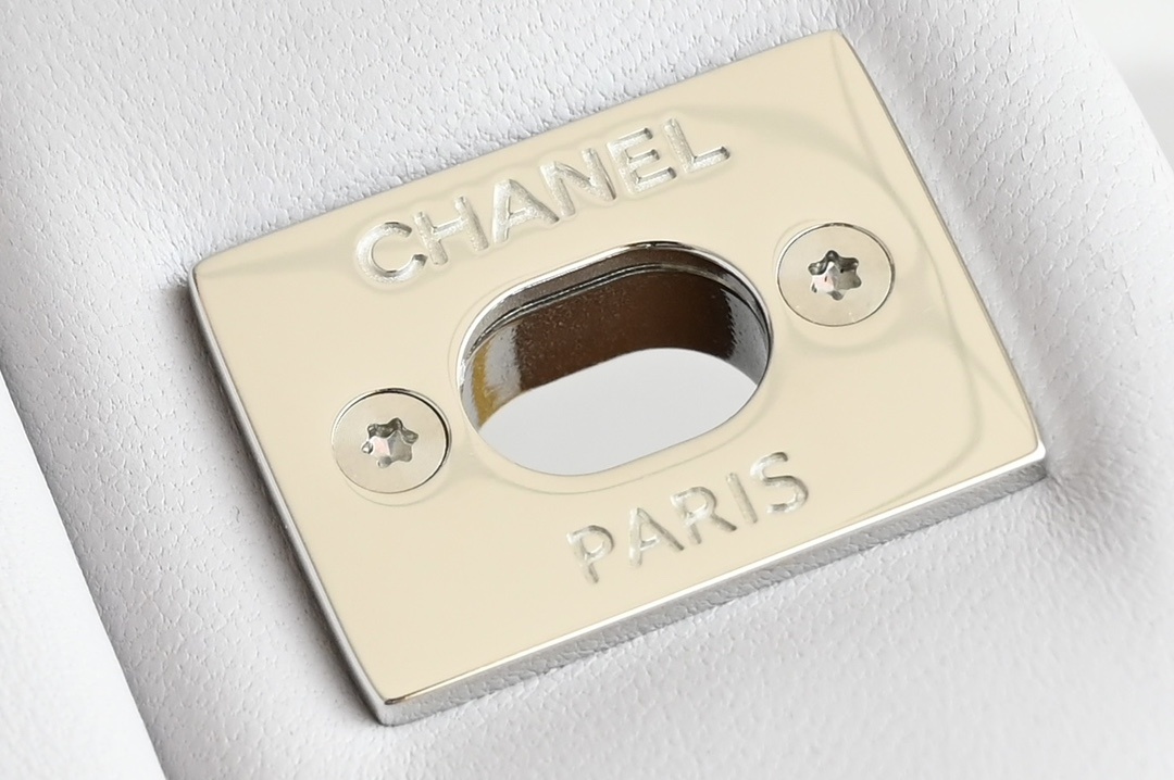 白金版▪️正品级 包装如图全新发售‼️𝟮𝟬𝟮𝟰最新版𝙲𝙵系列专柜售价𝟾𝟺𝟸𝟻𝟶购入开发➠𝙲𝚕𝚊𝚜𝚜𝚒𝚌