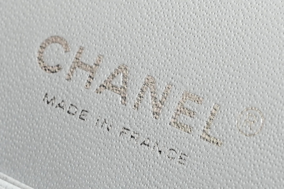 白金版▪️正品级 包装如图全新发售‼️𝟮𝟬𝟮𝟰最新版𝙲𝙵系列专柜售价𝟾𝟺𝟸𝟻𝟶购入开发➠𝙲𝚕𝚊𝚜𝚜𝚒𝚌