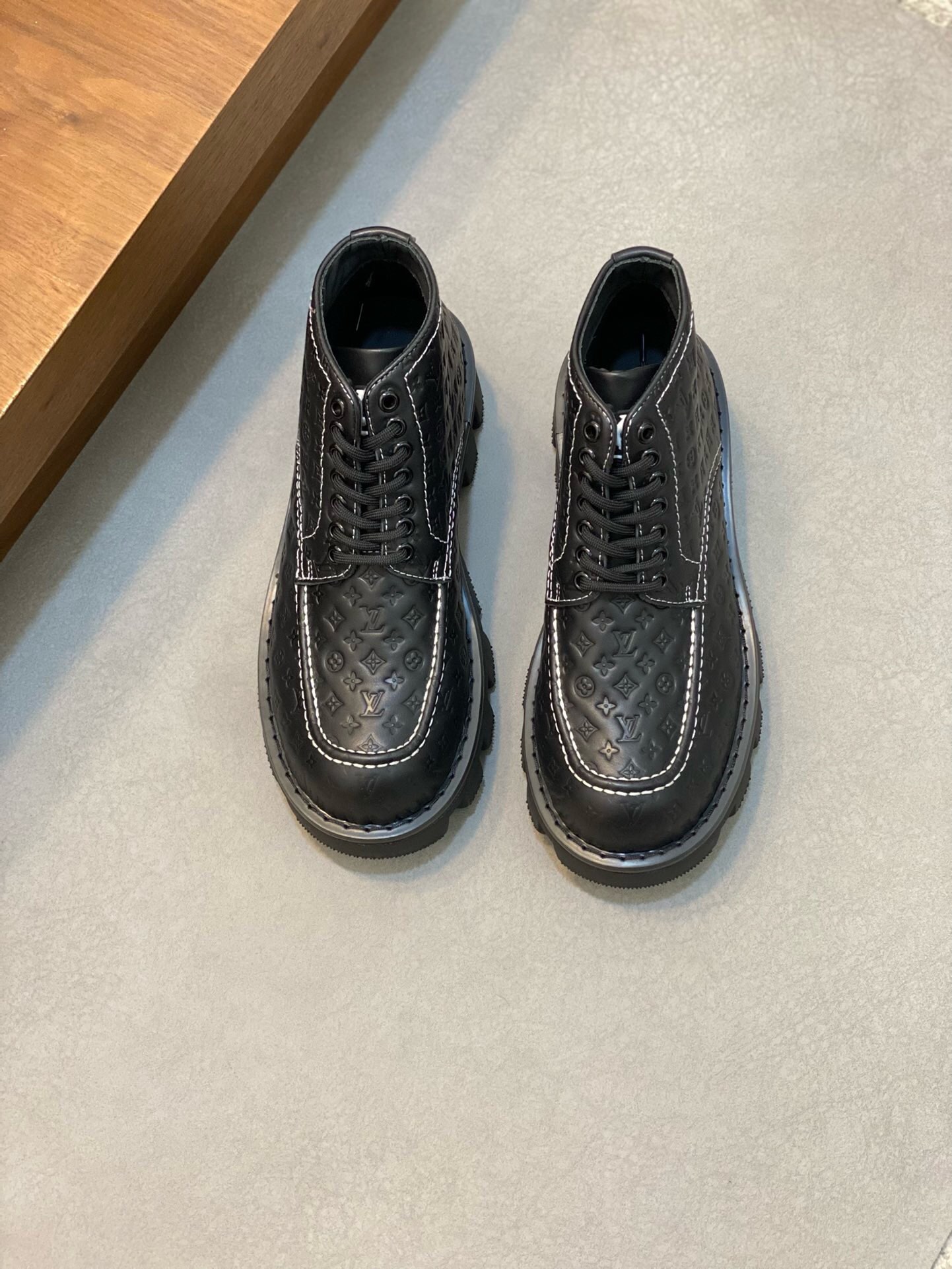 NO:217533,Brand LOUIS VUITTON original color matching Size 39-44 Custom made 38.45.46 Price Material Louis Vuitton new luxury men's high-top Oberkampf ankle boots, blending calfskin and soft Monogram fabric lined collar, recreating hiking boot design in autumn and winter, paired with a sturdy and lightweight tread rubber outsole and L. letter hot stamping. Original independent latex insole, hidden side at the lace-up, tongue with L letter label, original sole perfect wrap., Louis Vuitton leather shoes, louis vuitton, louis vuitton, boots, cowhide19860909品牌LOUIS VUITTON 颜色原版配色 码数39-44定做38.45.46 价格 材质路易威登新款奢品男士高帮Oberkampf 及踝靴,融合小牛皮和柔软 Monogram 织物加衬鞋领,于 秋冬再现登山靴设计,搭配坚固轻巧的胎面橡胶外底和 L. 字母烫印.原版独立乳胶鞋垫,系带处隐藏鞋边,鞋舌饰有L字母标签,原版鞋底 完美包裹.,路易威登 皮鞋,louis vuitton,louis vuitton,boots,cowhide,Men's shoes