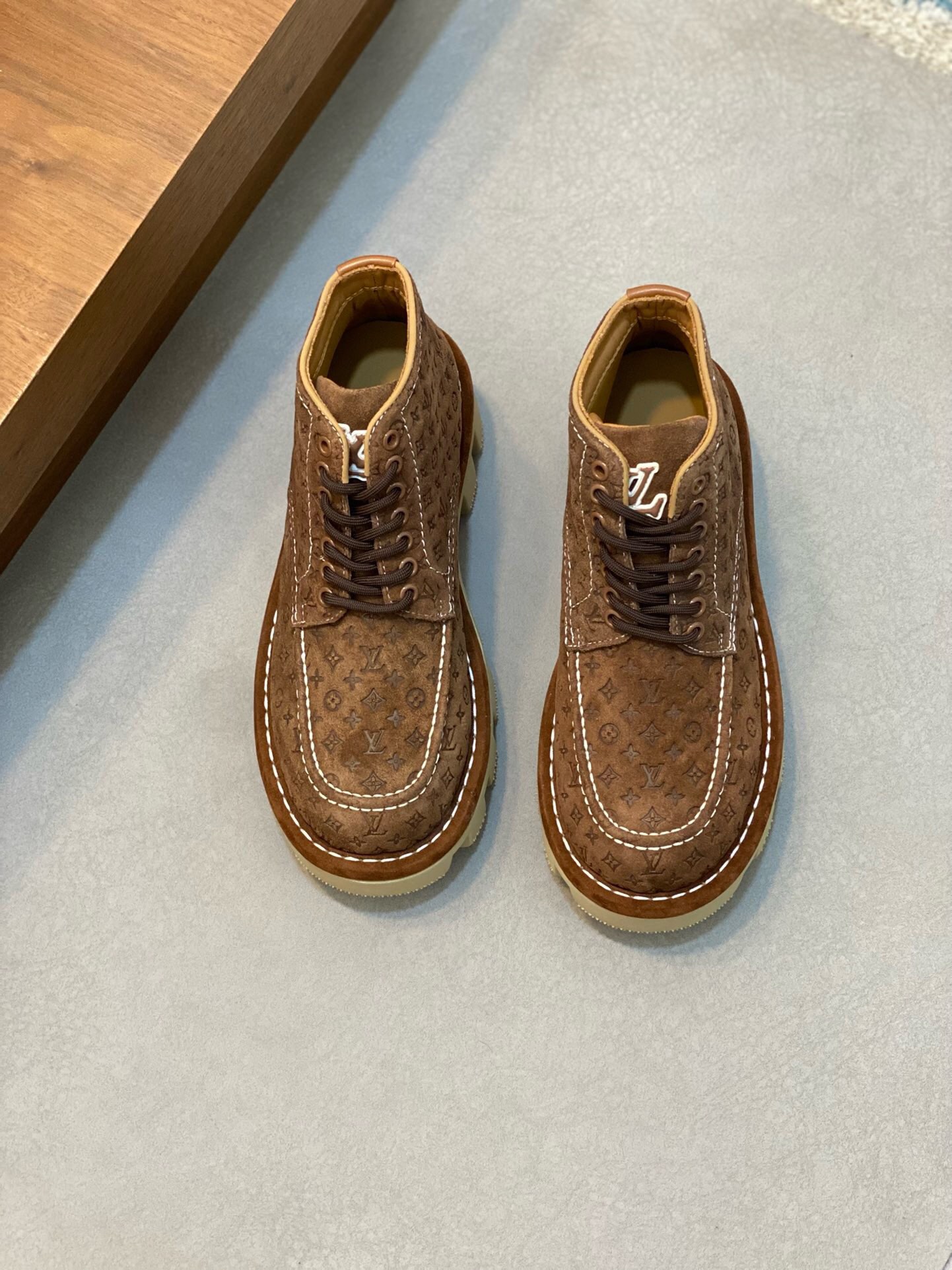 NO:219329,Brand LOUIS VUITTON original color matching Size 39-44 Custom made 38.45.46 Price Material Louis Vuitton new luxury men's high-top Oberkampf ankle boots, blending calfskin and soft Monogram fabric lined collar, recreating hiking boot design in autumn and winter, paired with a sturdy and lightweight tread rubber outsole and L. letter hot stamping. Original independent latex insole, hidden side at the lace-up, tongue with L letter label, original sole perfect wrap., Louis Vuitton leather shoes, louis vuitton, louis vuitton, boots, cowhide19860909品牌LOUIS VUITTON 颜色原版配色 码数39-44定做38.45.46 价格 材质路易威登新款奢品男士高帮Oberkampf 及踝靴,融合小牛皮和柔软 Monogram 织物加衬鞋领,于 秋冬再现登山靴设计,搭配坚固轻巧的胎面橡胶外底和 L. 字母烫印.原版独立乳胶鞋垫,系带处隐藏鞋边,鞋舌饰有L字母标签,原版鞋底 完美包裹.,路易威登 皮鞋,louis vuitton,louis vuitton,boots,cowhide,Men's shoes