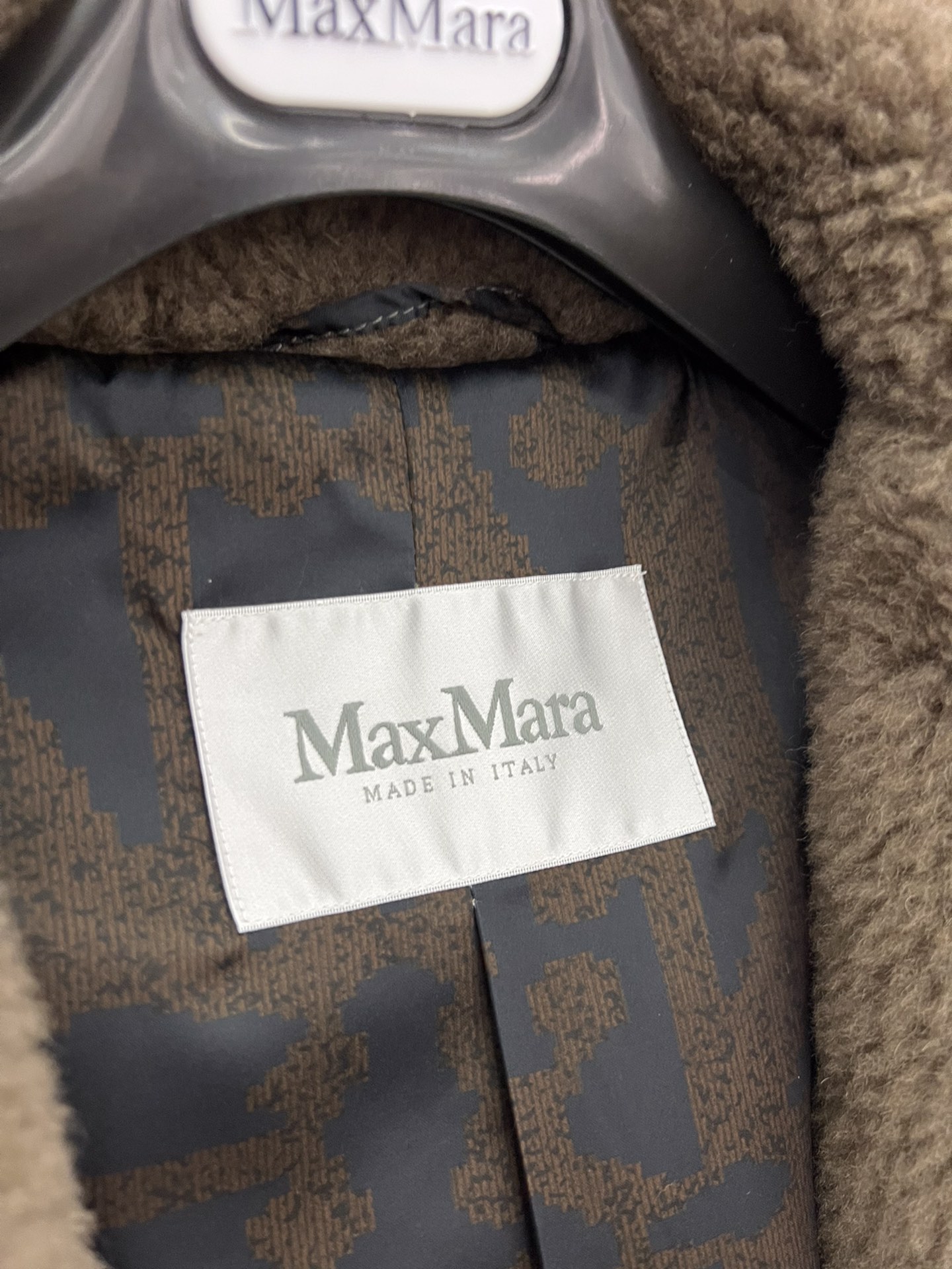Maxmara TEDDY bear coat, autumn/winter runway edition. Original gift box, dust bag, hanger included. Crafted with imported materials, precise weight, hand-stitched. 21 colors available. Sizes xs, s.-Big cat