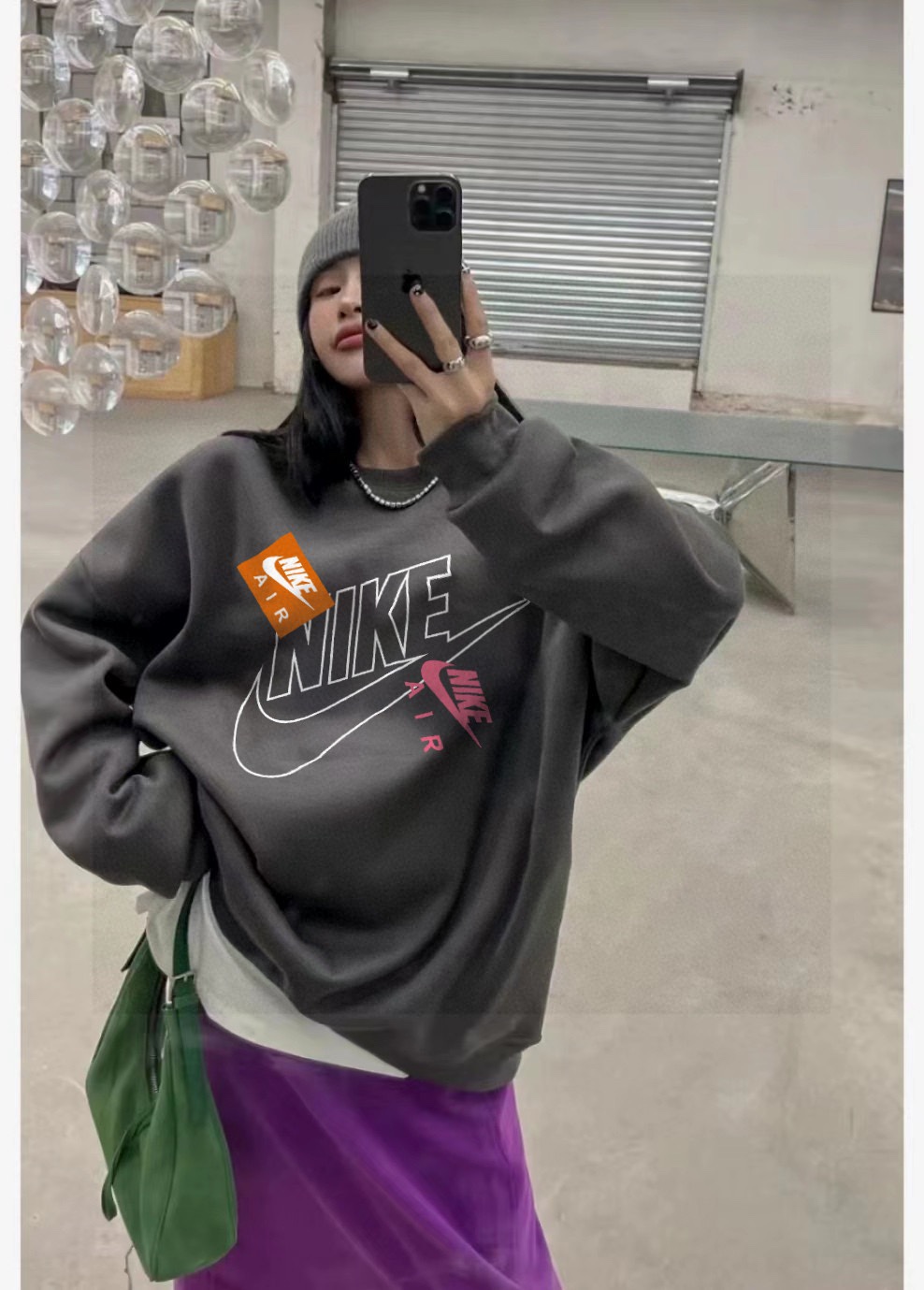 Nike Co-Lending Velvet Jacket with Large Logo for Couples: Stylish and Versatile in Black, White, and Gray - 图片 4