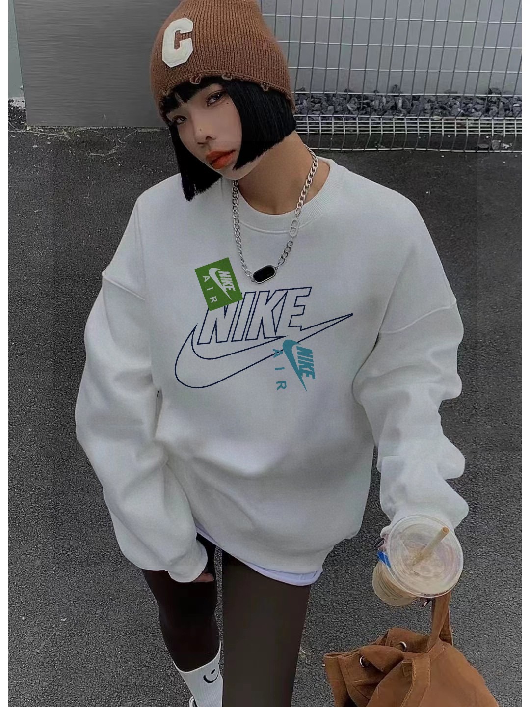 Nike Co-Lending Velvet Jacket with Large Logo for Couples: Stylish and Versatile in Black, White, and Gray - 图片 1