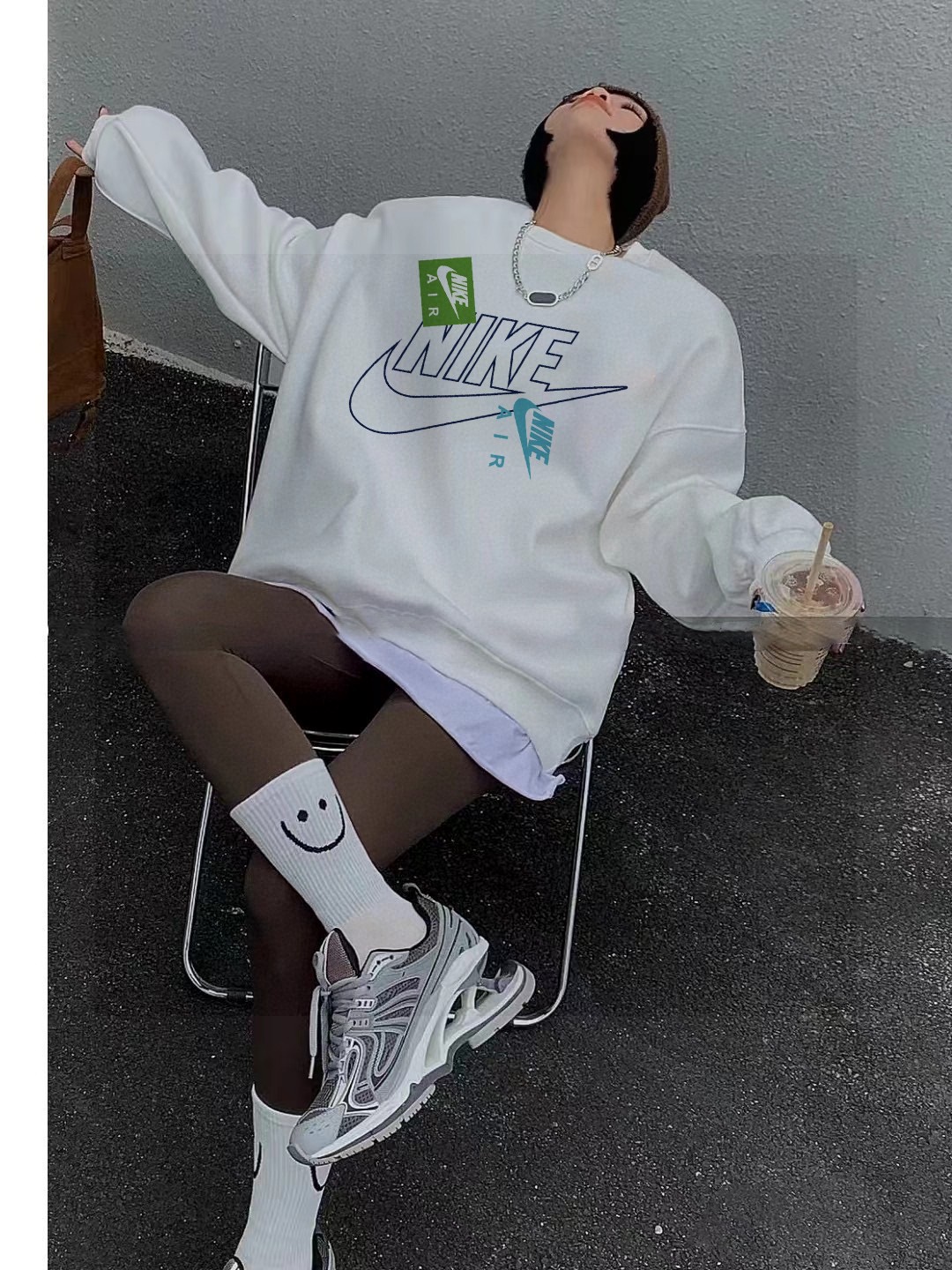 Nike Co-Lending Velvet Jacket with Large Logo for Couples: Stylish and Versatile in Black, White, and Gray - 图片 5