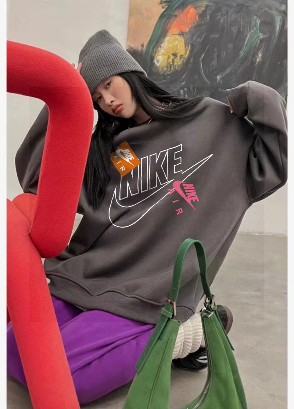 Nike Co-Lending Velvet Jacket with Large Logo for Couples: Stylish and Versatile in Black, White, and Gray - 图片 2