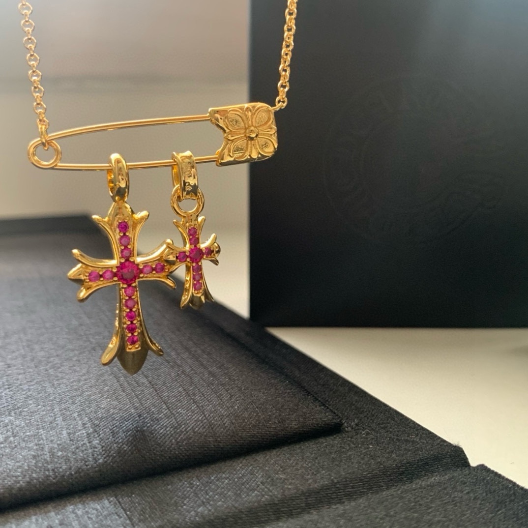 P✟克罗心潮人必备单品】彩钻别针🧷十字架项链，粉钻面光面，双面可佩戴，自由拆卸，太好看了 戴上它炸了整条