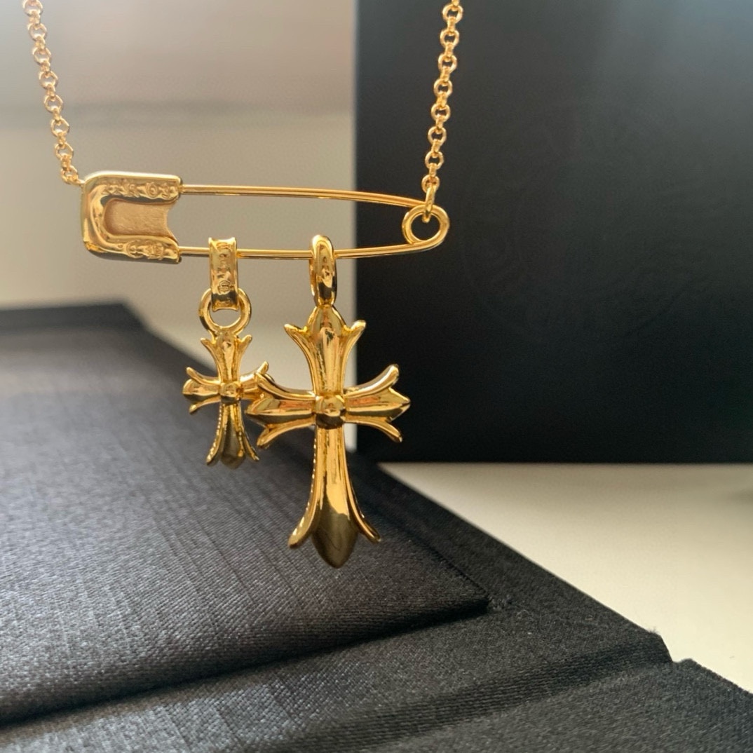 P✟克罗心潮人必备单品】彩钻别针🧷十字架项链，粉钻面光面，双面可佩戴，自由拆卸，太好看了 戴上它炸了整条