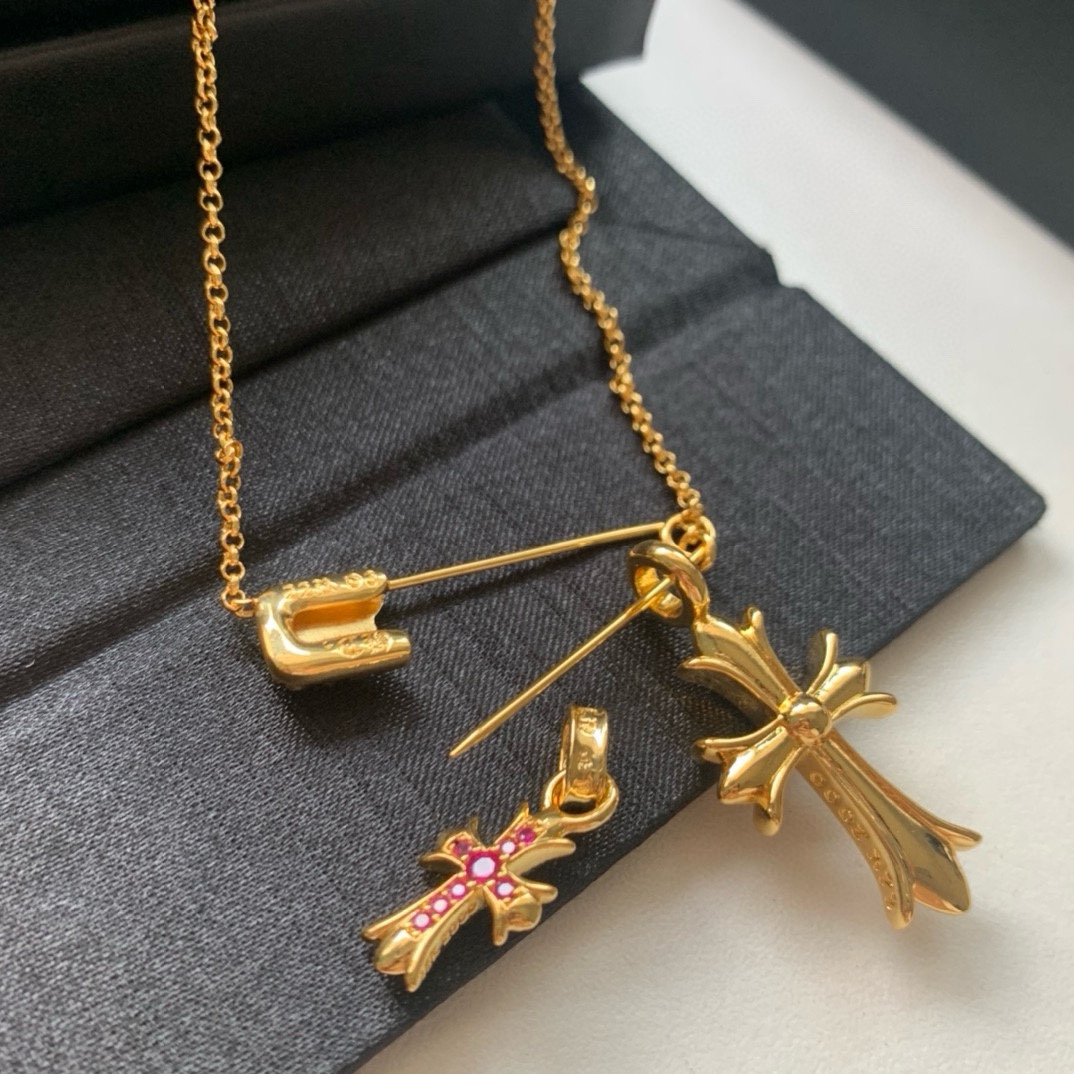 P✟克罗心潮人必备单品】彩钻别针🧷十字架项链，粉钻面光面，双面可佩戴，自由拆卸，太好看了 戴上它炸了整条
