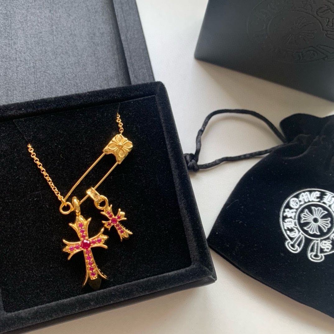 P✟克罗心潮人必备单品】彩钻别针🧷十字架项链，粉钻面光面，双面可佩戴，自由拆卸，太好看了 戴上它炸了整条