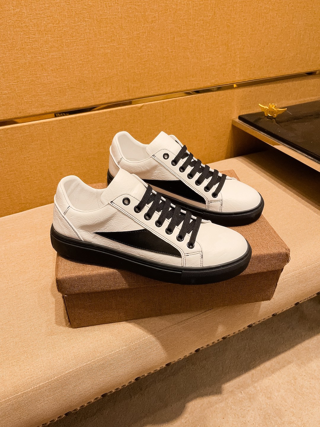 NO:730475,[Gucci] The latest masterpiece of the high-end men's shoe brand official website 11, the upper is made of Italian imported first-layer cowhide with a comfortable and breathable lining and original non-slip and wear-resistant outsole, making walking more convenient and comfortable!  Exclusive new model, stunning work, Midea 11 replica [color] compared with official quality!  Create a fashionable personality to set off your uniqueness!  A must-have for trendy men! Classic sizes: 38-44 Colors Multiple colors available.,,cowhide19860909【 古奇】 男鞋高端品牌 官网11最新力作鞋面采用意大利进口头层牛皮搭配舒适透气内里原版防滑耐磨大底制作,让行走更加便捷舒适！独家新款,惊世之作,与官方的质量相比美的11复刻[色]！打造时尚个性衬托你的与众不同！潮男必备!经典尺码:38-44 颜色 多色可选.,,cowhide,Men's shoes