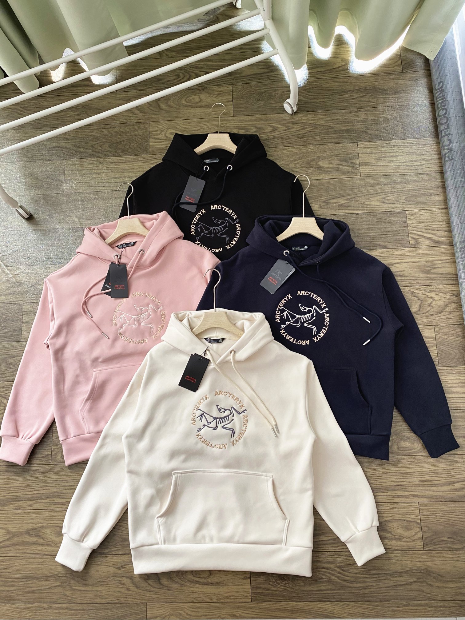 Arcteryx Kleding Pullover Zwart Roze Wit Borduurwerk Herfst/winter collectie Bovenzijde met capuchon