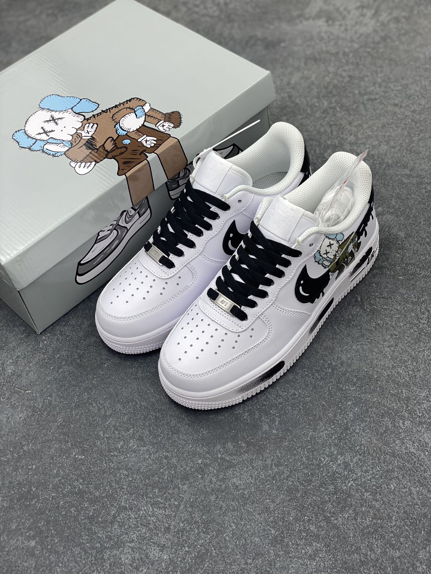 图片[8]-Kaws×Nike Air Force 1 Low’07 小熊联名配色 空军一号低帮休闲板鞋 定制皮料 原厂3D打印 定制鞋盒 原楦原纸板 纯正空军版型 内置全掌气垫 货号：CW2288-111 尺码：36 36.5 37.5 38 38.5 39 40 40.5 41 42 42.5 43 44 44.5 45-选品中心