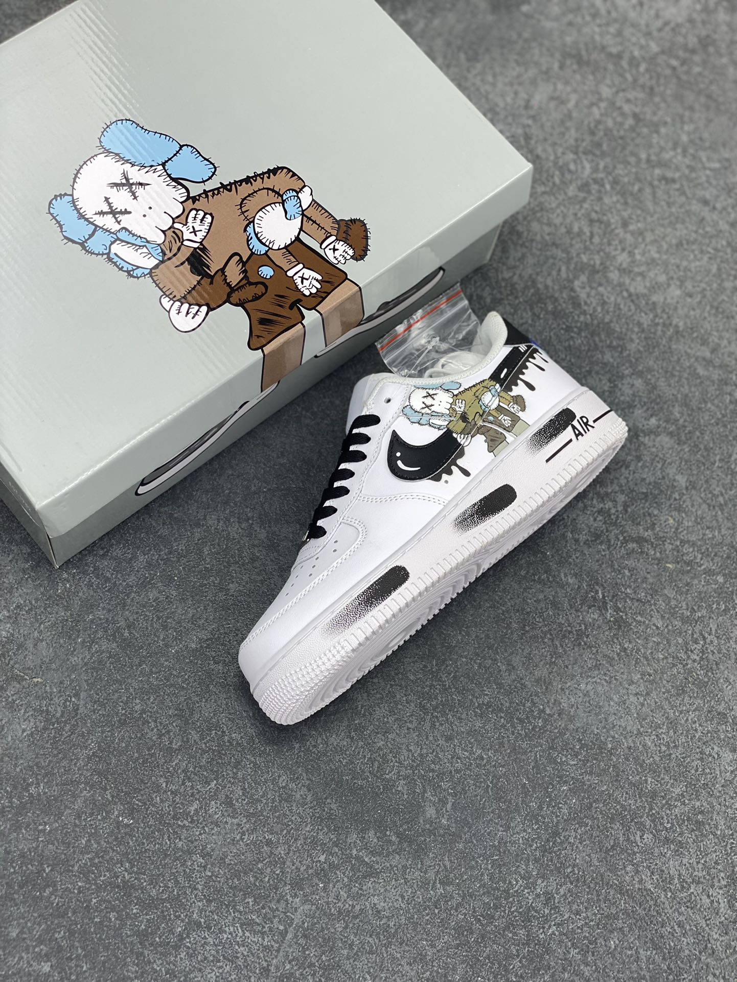 图片[7]-Kaws×Nike Air Force 1 Low’07 小熊联名配色 空军一号低帮休闲板鞋 定制皮料 原厂3D打印 定制鞋盒 原楦原纸板 纯正空军版型 内置全掌气垫 货号：CW2288-111 尺码：36 36.5 37.5 38 38.5 39 40 40.5 41 42 42.5 43 44 44.5 45-选品中心