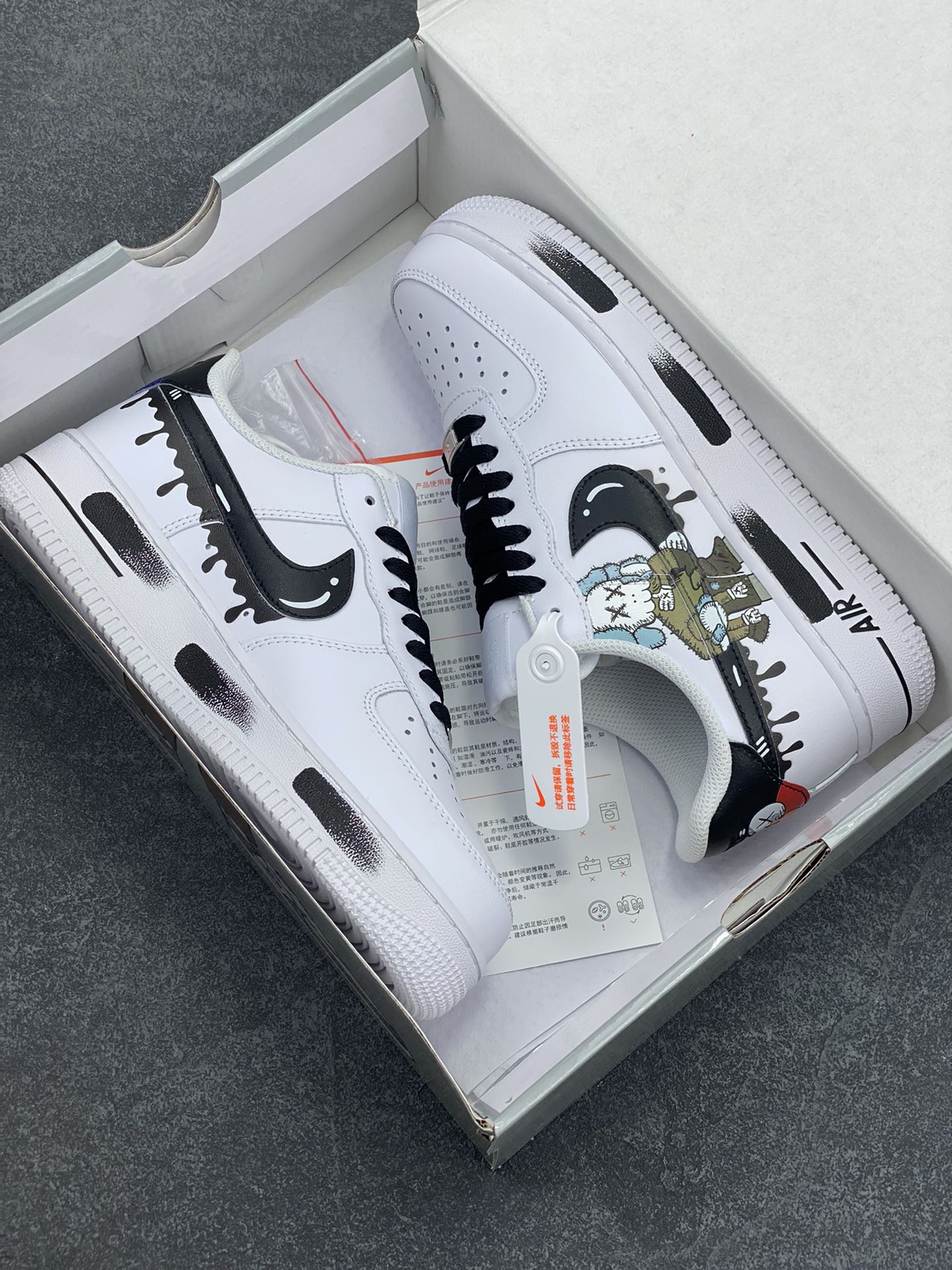 图片[9]-Kaws×Nike Air Force 1 Low’07 小熊联名配色 空军一号低帮休闲板鞋 定制皮料 原厂3D打印 定制鞋盒 原楦原纸板 纯正空军版型 内置全掌气垫 货号：CW2288-111 尺码：36 36.5 37.5 38 38.5 39 40 40.5 41 42 42.5 43 44 44.5 45-选品中心