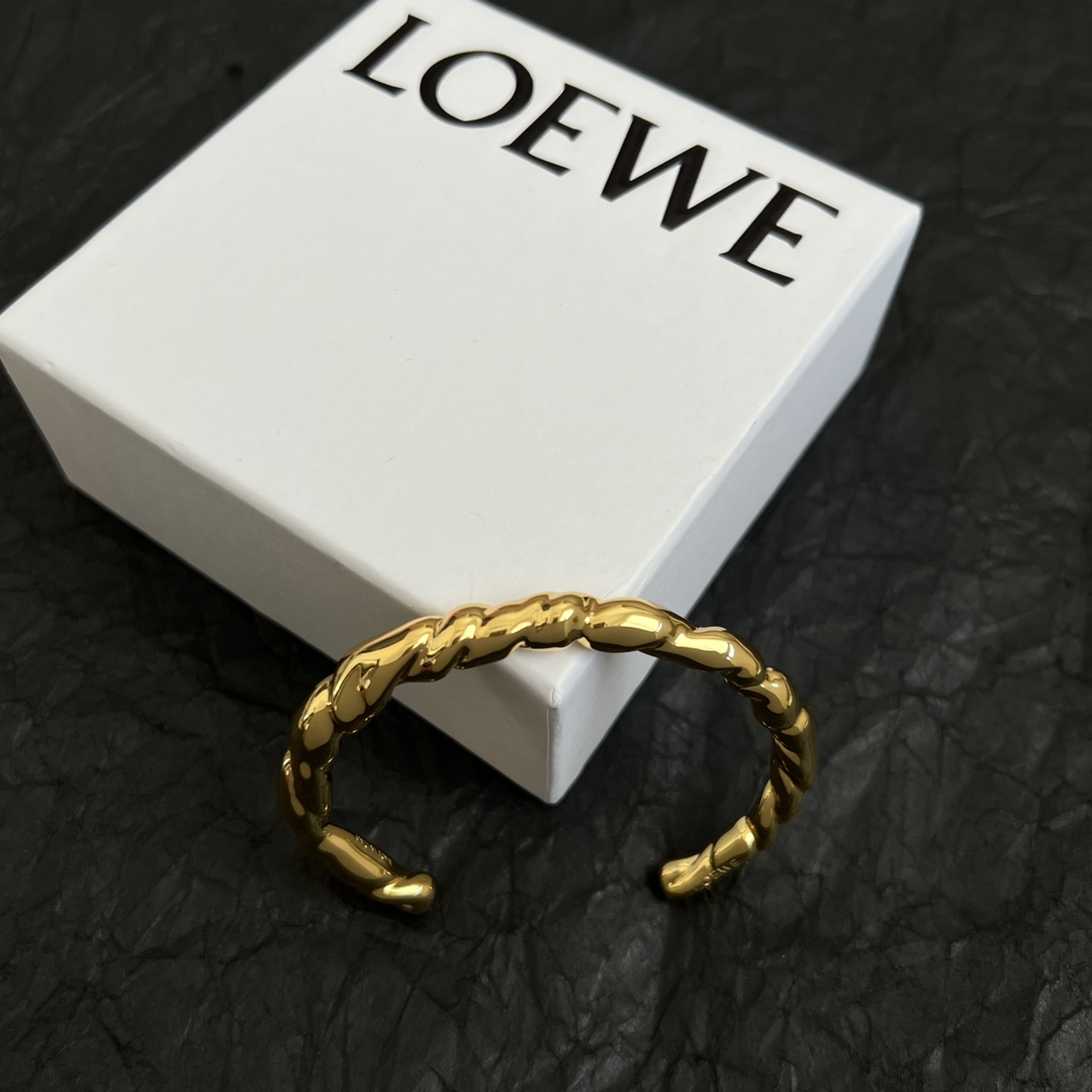 Stylish Loewe Bracelet with Anagram Twirl Lock and Diamond Button: Perfect for You - 图片 4