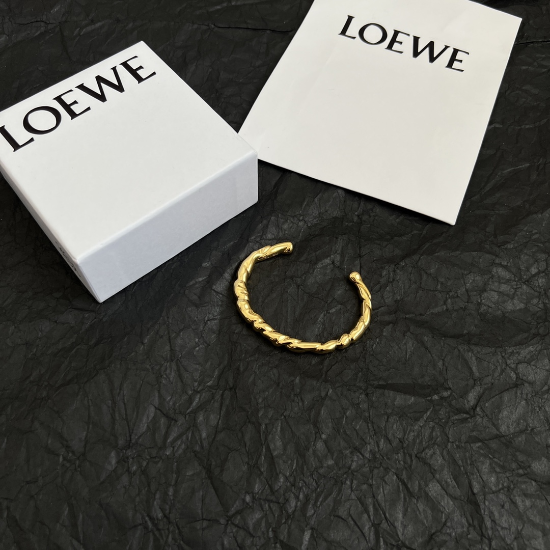 Stylish Loewe Bracelet with Anagram Twirl Lock and Diamond Button: Perfect for You - 图片 1