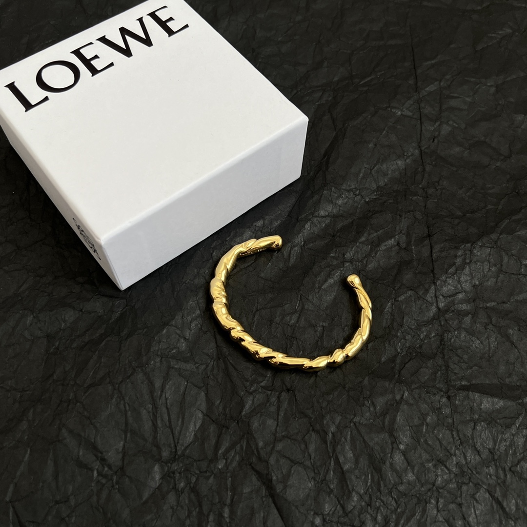 Stylish Loewe Bracelet with Anagram Twirl Lock and Diamond Button: Perfect for You - 图片 2