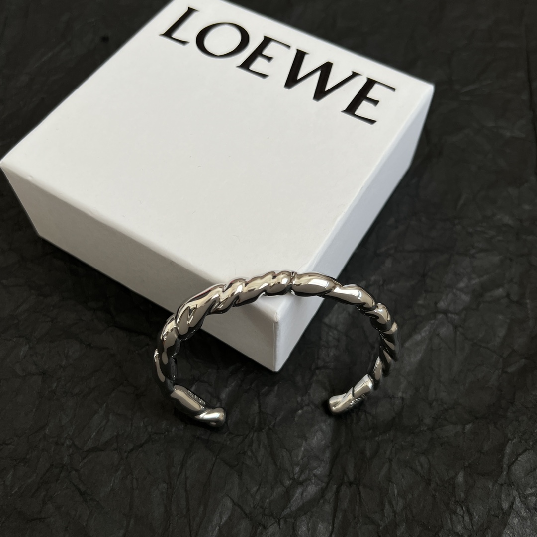 Stylish L0EWE Bracelet with Anagram Twirl Lock and Diamond Button - 图片 4