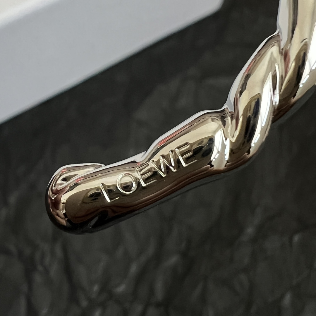 Stylish L0EWE Bracelet with Anagram Twirl Lock and Diamond Button - 图片 5