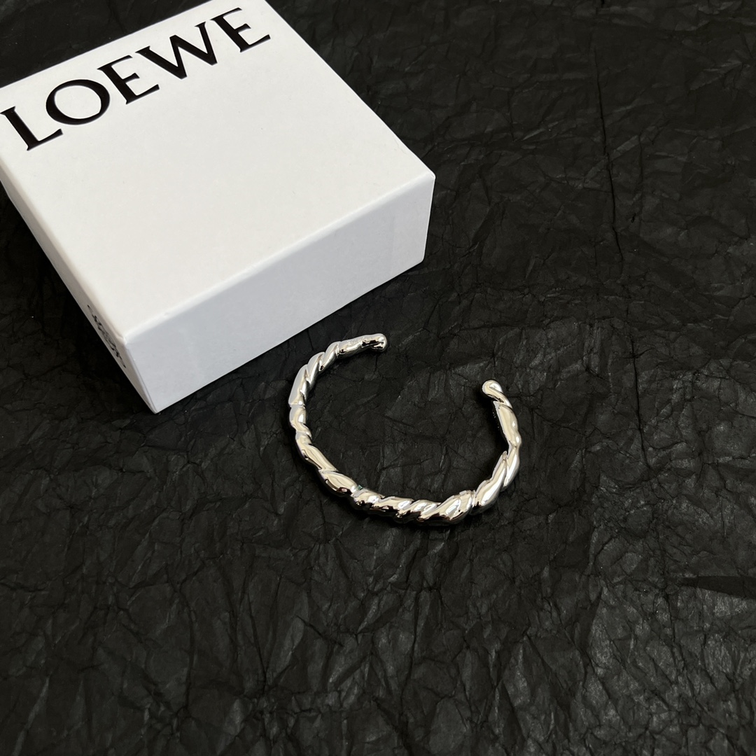 Stylish L0EWE Bracelet with Anagram Twirl Lock and Diamond Button - 图片 2