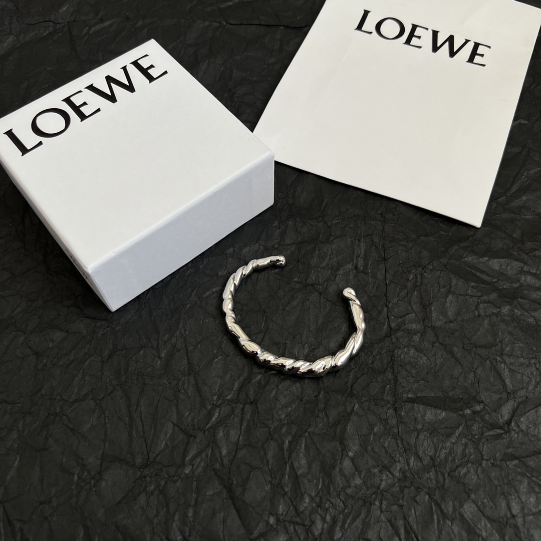 Stylish L0EWE Bracelet with Anagram Twirl Lock and Diamond Button - 图片 1