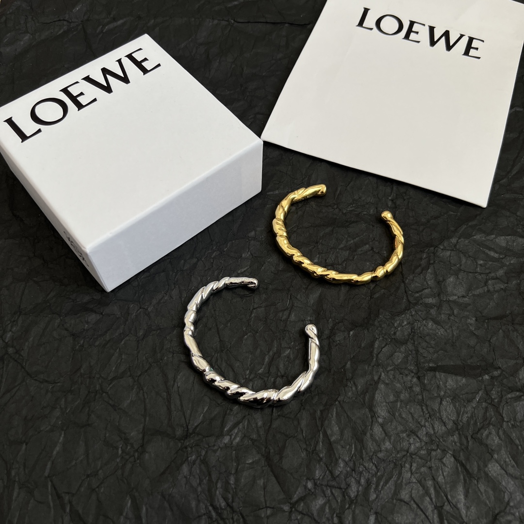 Stylish L0EWE Bracelet with Anagram Twirl Lock and Diamond Button - 图片 3