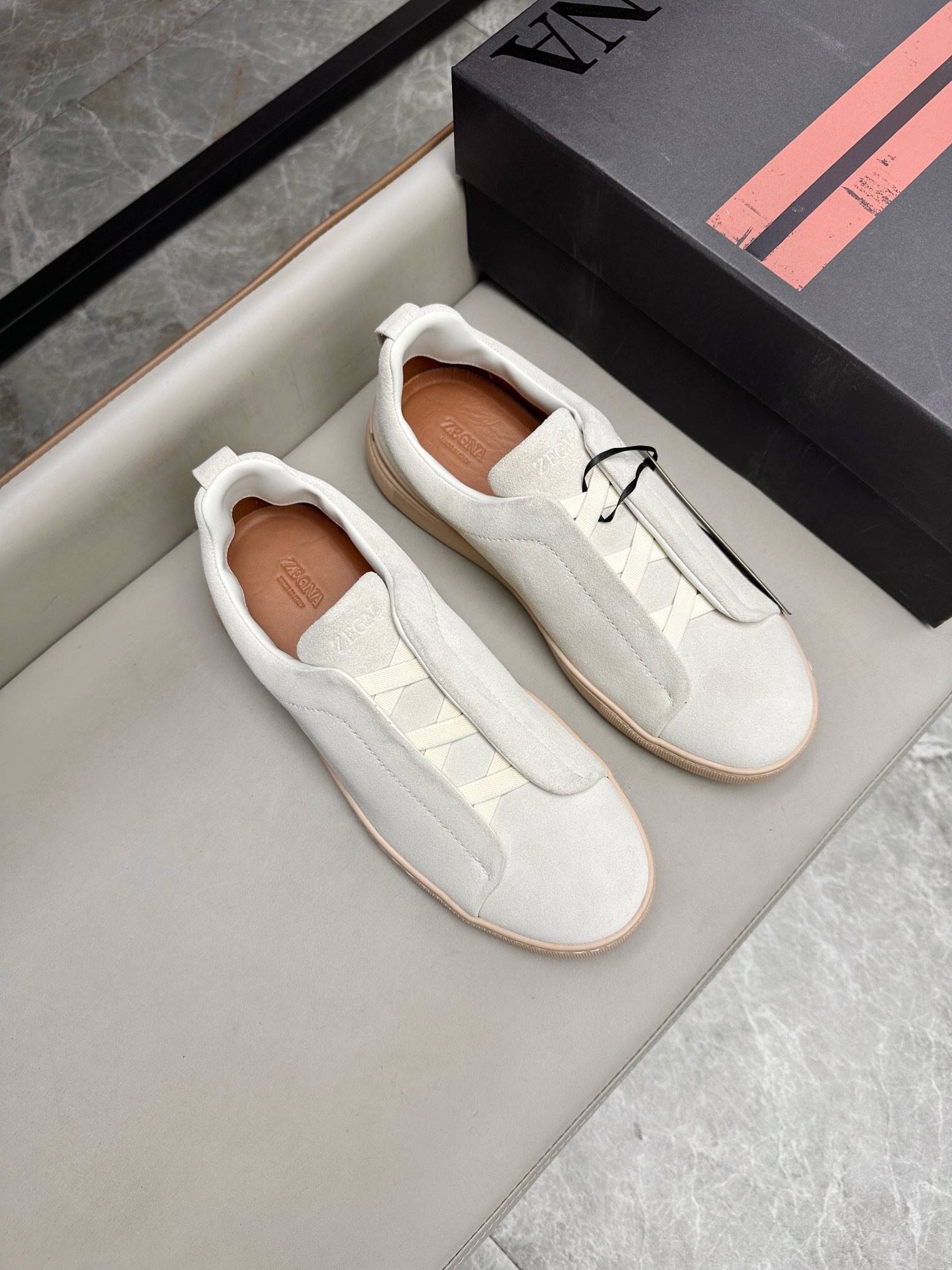 NO:219318,Brand Zegna color original color matching 39-44 customized 38.45. Price Material Zegna new model Men's casual upper uses imported original cowhide cowhide inner cowhide foot pad original single quality leather texture extremely strong comfortable and breathable   original Zegna open mold custom sole market highest quality, Zegna casual shoes, zegna, cowhide19860909品牌Zegna 颜色原版配色 码数39-44定做38.45. 价格 材质杰尼亚新款 男士 休闲鞋面采用进口原版牛皮牛皮内里 牛皮垫脚原单品质皮质感极强舒适透气 原版Zegna开模定制大底市场最高品质,杰尼亚 休闲鞋,zegna,cowhide,Men's shoes