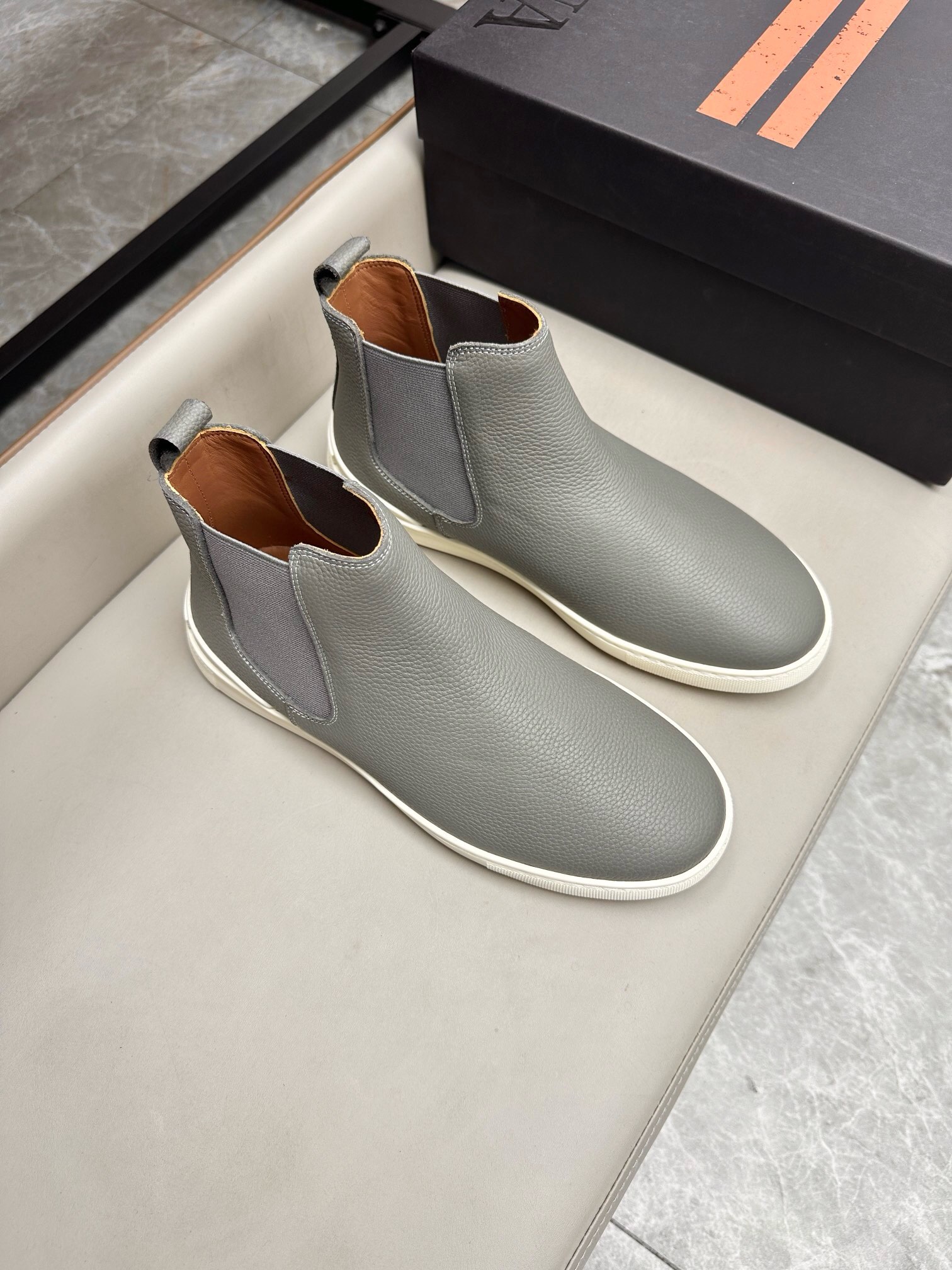 NO:219315,Brand Zegna color original color matching number 39-44 customized 38.45. Price Material Zegna new model for men high top casual upper is imported original cowhide cowhide inner cowhide foot pad original single quality leather texture very strong comfortable and breathable   original Zegna open mold custom sole market highest quality, Zegna casual shoes, zegna, cowhide19860909品牌Zegna 颜色原版配色 码数39-44定做38.45. 价格 材质杰尼亚新款 男士 高帮休闲 鞋面采用进口原版牛皮牛皮内里 牛皮垫脚原单品质皮质感极强舒适透气 原版Zegna开模定制大底市场最高品质,杰尼亚 休闲鞋,zegna,cowhide,Men's shoes