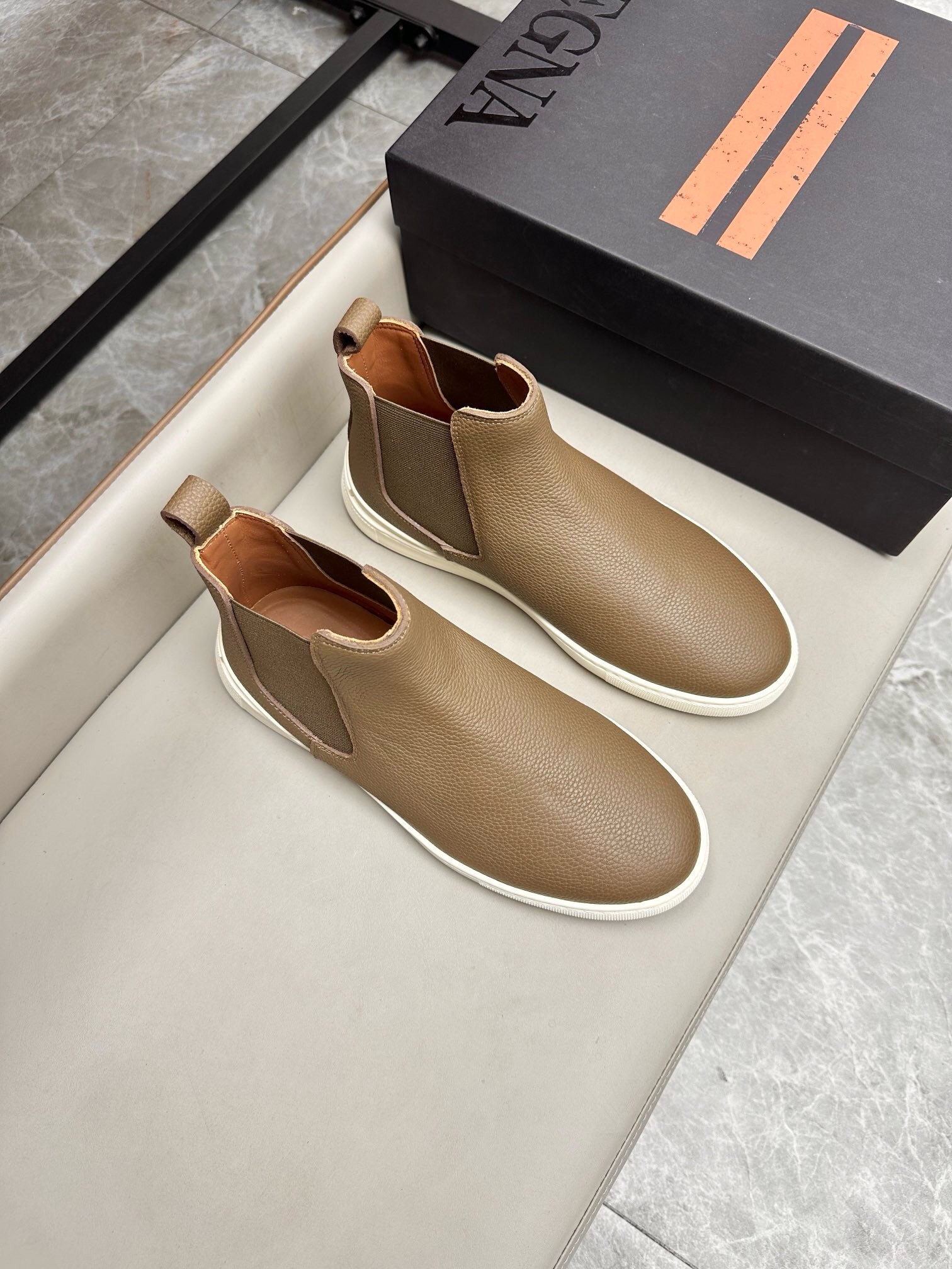 NO:217541,Brand Zegna color original color matching number 39-44 customized 38.45. Price Material Zegna new model for men high top casual upper is imported original cowhide cowhide inner cowhide foot pad original single quality leather texture very strong comfortable and breathable   original Zegna open mold custom sole market highest quality, Zegna casual shoes, zegna, cowhide19860909品牌Zegna 颜色原版配色 码数39-44定做38.45. 价格 材质杰尼亚新款 男士 高帮休闲 鞋面采用进口原版牛皮牛皮内里 牛皮垫脚原单品质皮质感极强舒适透气 原版Zegna开模定制大底市场最高品质,杰尼亚 休闲鞋,zegna,cowhide,Men's shoes