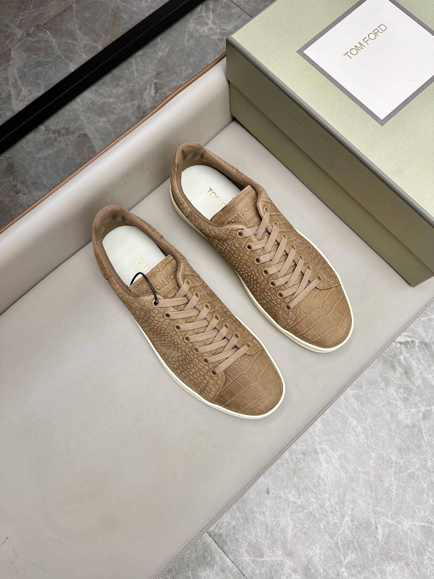 NO:219330,Brand TOM FORD Color original color matching Number 39-44 Custom made 38.45. Price Material Tom & Ford ~ ​​Latest model Men's casual shoes High-end Original 1:1 Top-notch fashion trend details are impeccable using imported cowhide to make cowhide, foot pad feel comfortable and superior quality original replica outsole, Tom Ford, cowhide19860909品牌TOM FORD 颜色原版配色 码数39-44定做38.45. 价格 材质汤姆&福特～最新款 男士休闲鞋 高端 原单1:1顶级货时尚潮流细节无可挑剔采用进口牛皮拼接制作牛皮 垫脚脚感舒适品质优越原版复刻大底,汤姆·福特,tom ford,cowhide,Men's shoes