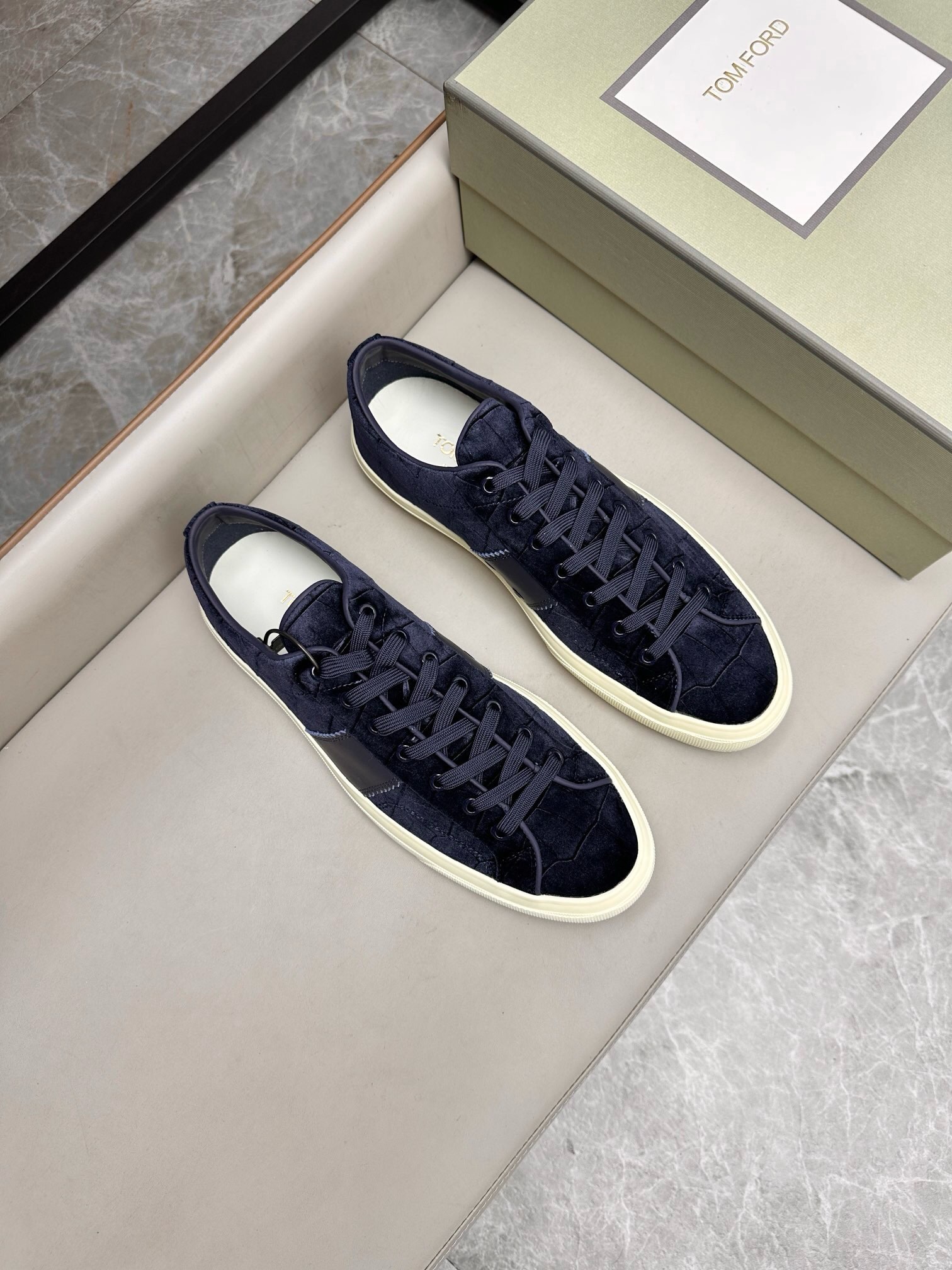 NO:217553,Brand TOM FORD Color original color matching Number 39-44 Customized 38.45.46 Price Material Tom & Ford ~ ​​Latest model Men's casual shoes High-end Original 1:1 Top-notch fashion trend details are impeccable using imported cowhide to make cowhide, foot pad feel comfortable and superior quality original replica outsole, Tom Ford, cowhide19860909品牌TOM FORD 颜色原版配色 码数39-44定做38.45.46 价格 材质汤姆&福特～最新款 男士休闲鞋 高端 原单1:1顶级货时尚潮流细节无可挑剔采用进口牛皮拼接制作牛皮 垫脚脚感舒适品质优越原版复刻大底,汤姆·福特,tom ford,cowhide,Men's shoes