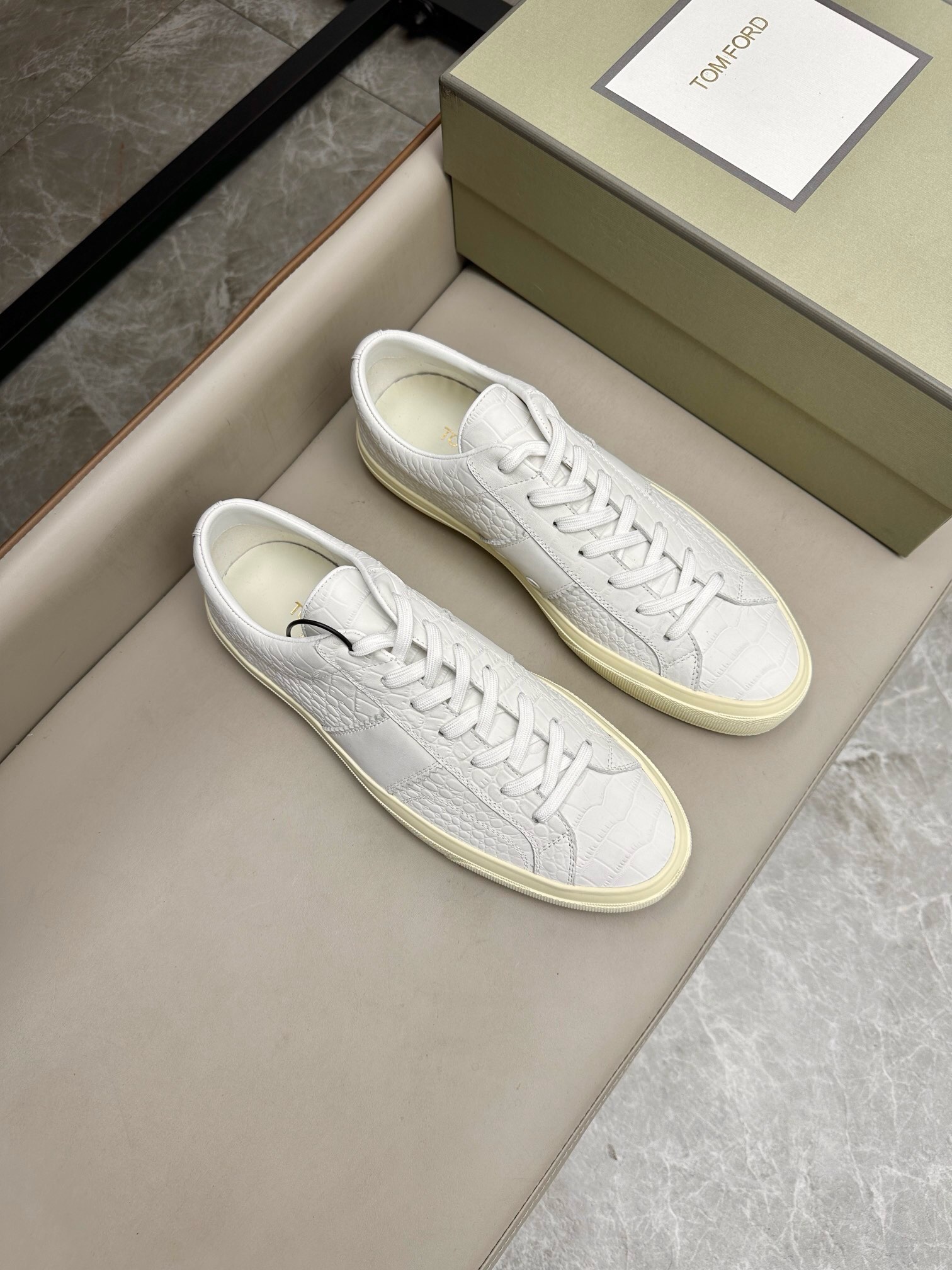 NO:219327,Brand TOM FORD Color original color matching Number 39-44 Customized 38.45.46 Price Material Tom & Ford ~ ​​Latest model Men's casual shoes High-end Original 1:1 Top-notch fashion trend details are impeccable using imported cowhide to make cowhide, foot pad feel comfortable and superior quality original replica outsole, Tom Ford, cowhide19860909品牌TOM FORD 颜色原版配色 码数39-44定做38.45.46 价格 材质汤姆&福特～最新款 男士休闲鞋 高端 原单1:1顶级货时尚潮流细节无可挑剔采用进口牛皮拼接制作牛皮 垫脚脚感舒适品质优越原版复刻大底,汤姆·福特,tom ford,cowhide,Men's shoes