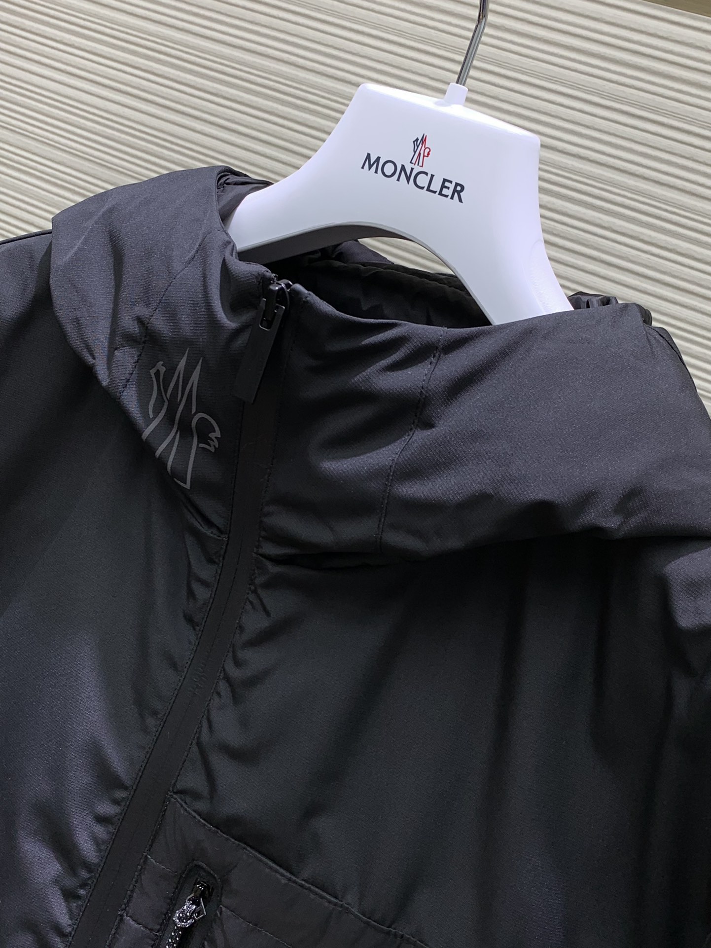 Moncler蒙口2024冬季最新品专柜同步有售原单狠货时尚休闲连帽羽绒服外套上身舒适！吸睛而有亮点采用