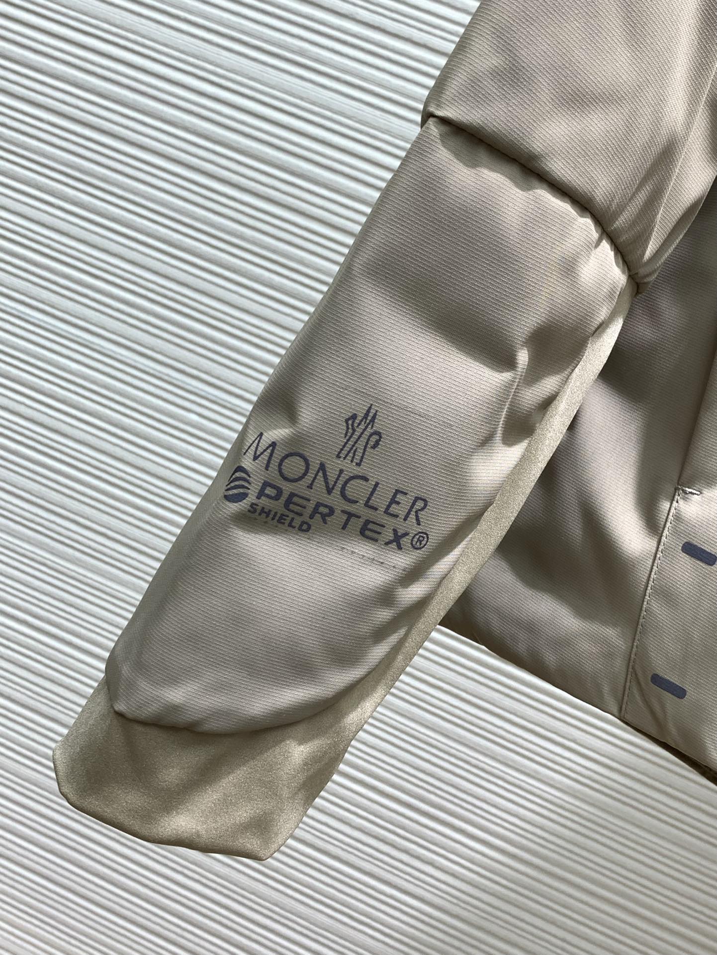 Moncler蒙口2024冬季最新品专柜同步有售原单狠货时尚休闲连帽羽绒服外套上身舒适！吸睛而有亮点采用