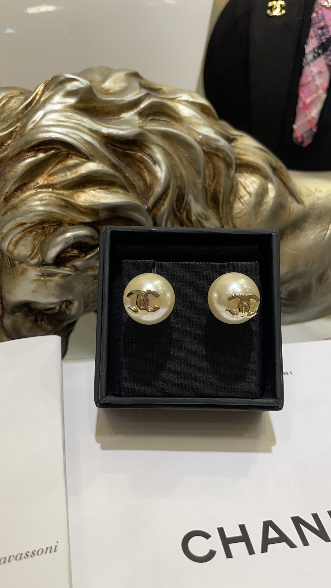 NO:632198,88150 Today’s new arrival, second-hand style, classic French elegant gold double C pearl earrings, super gentle and elegant large pearl earrings, super flattering, simple and elegant design, versatile and not picky, brass material resin pearls, good price, close your eyes, packaged with pictures, Cartier high-end jewelry1986090988150今日新品中古款 经典法式优雅金色双C珍珠耳钉 巨温柔优雅的大珍珠耳钉 超衬气质 简洁大方的设计百搭不挑人 黄铜材质树脂珍珠 好价闭眼入 带图片包装,,卡迪亚高端饰品,Jewelry