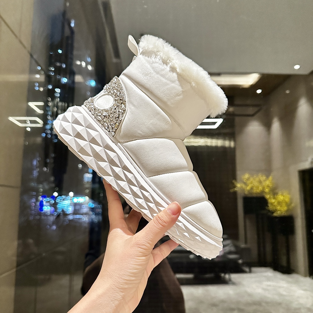 NO:533953,, the new Jimmy Week JIMMY CHOO, exclusively available, GePicture and original casual white shoes, adopt the latest craftsmanship design, strong three-dimensional sense and multiple craftsmanship blend together, subverting fashion and super stylish!  The combination is super beautiful. The original one-to-one, purely hand-made sewing rhinestones, real wool warm snow boots. It is versatile and trendy, salty or sweet!  Heel electric embroidery matching, new layout Size35-40, snow boots, jimmy choo, jimmy choo, boots19860909、新款吉米周 JIMMY CHOO ,独家发售,格批、原版大底休闲小白鞋,采用最新工艺设计,立体感强多种工艺融合一起,颠覆时尚,超级有型！搭配超美.原版一比一,纯手工打造缝制工艺水钻,真羊毛里保暖雪地靴 百搭又潮流,可盐可甜！后跟电绣搭配,新版面 Size35-40,雪地靴,jimmy choo,jimmy choo,boots,Women's Shoes